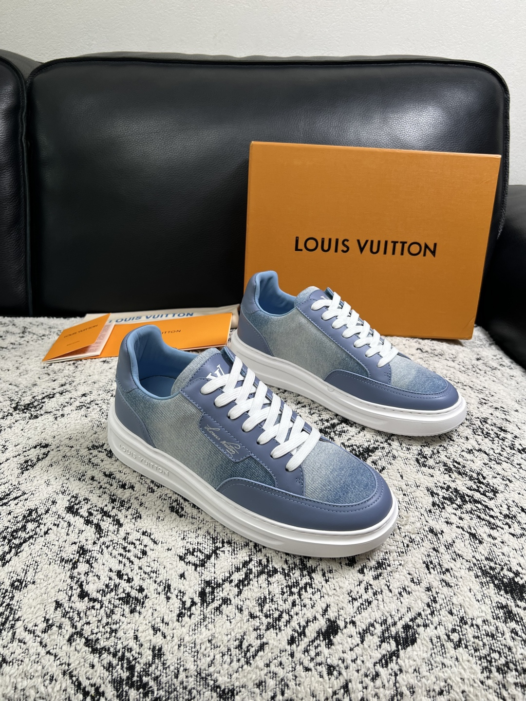 Lv  高品质  顶级工艺品  路易威登，运动板鞋专柜同步，鞋面意大利进口，高品质拼接缤纷色彩复杂工艺品，进口牛皮里垫柔