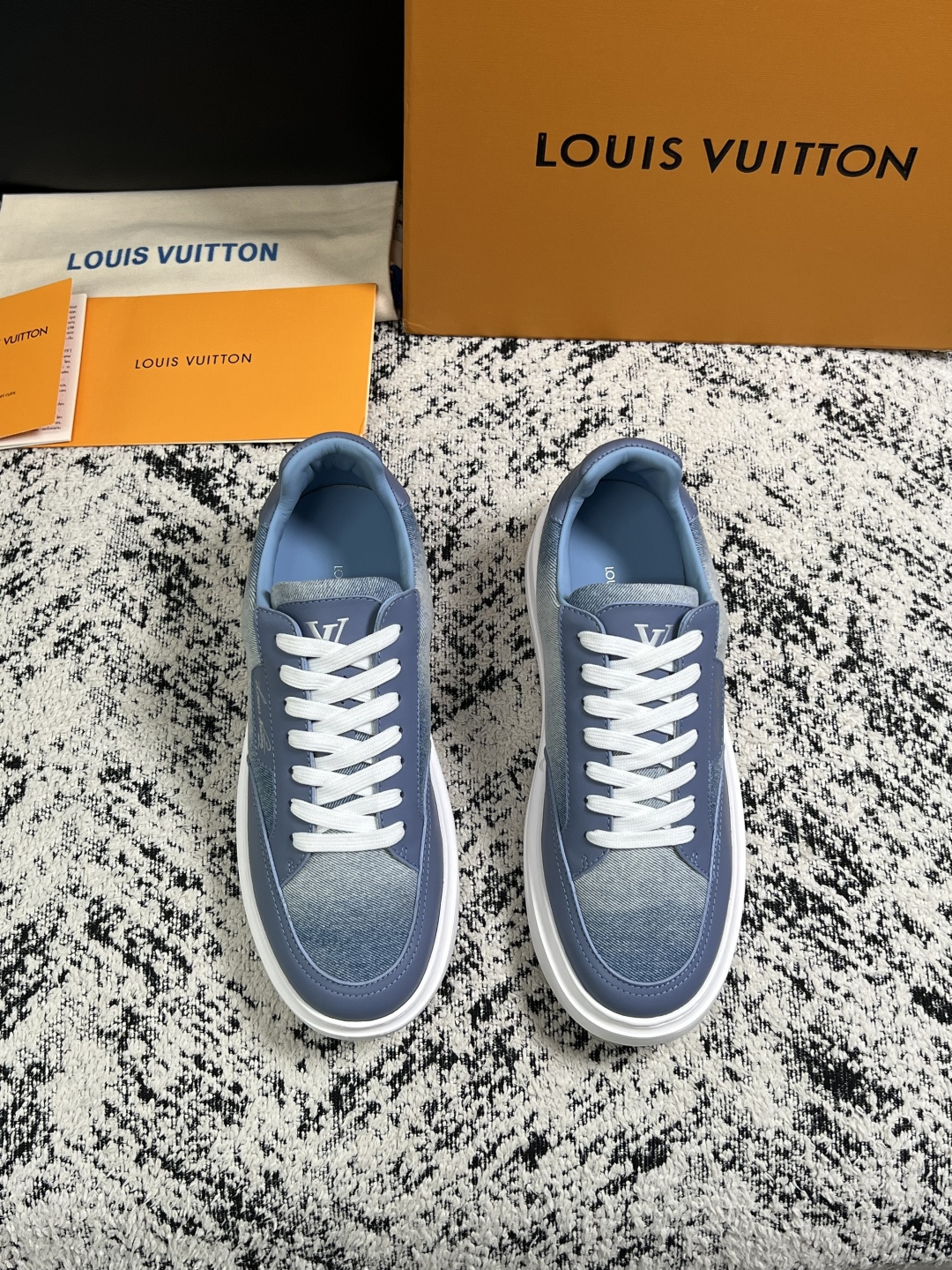 Lv  高品质  顶级工艺品  路易威登，运动板鞋专柜同步，鞋面意大利进口，高品质拼接缤纷色彩复杂工艺品，进口牛皮里垫柔