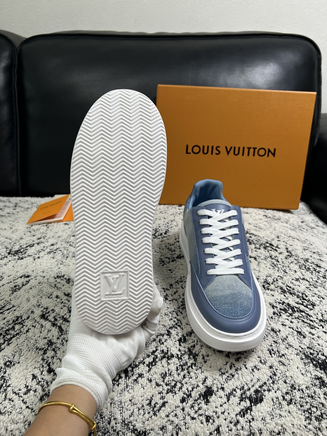 Lv  高品质  顶级工艺品  路易威登，运动板鞋专柜同步，鞋面意大利进口，高品质拼接缤纷色彩复杂工艺品，进口牛皮里垫柔