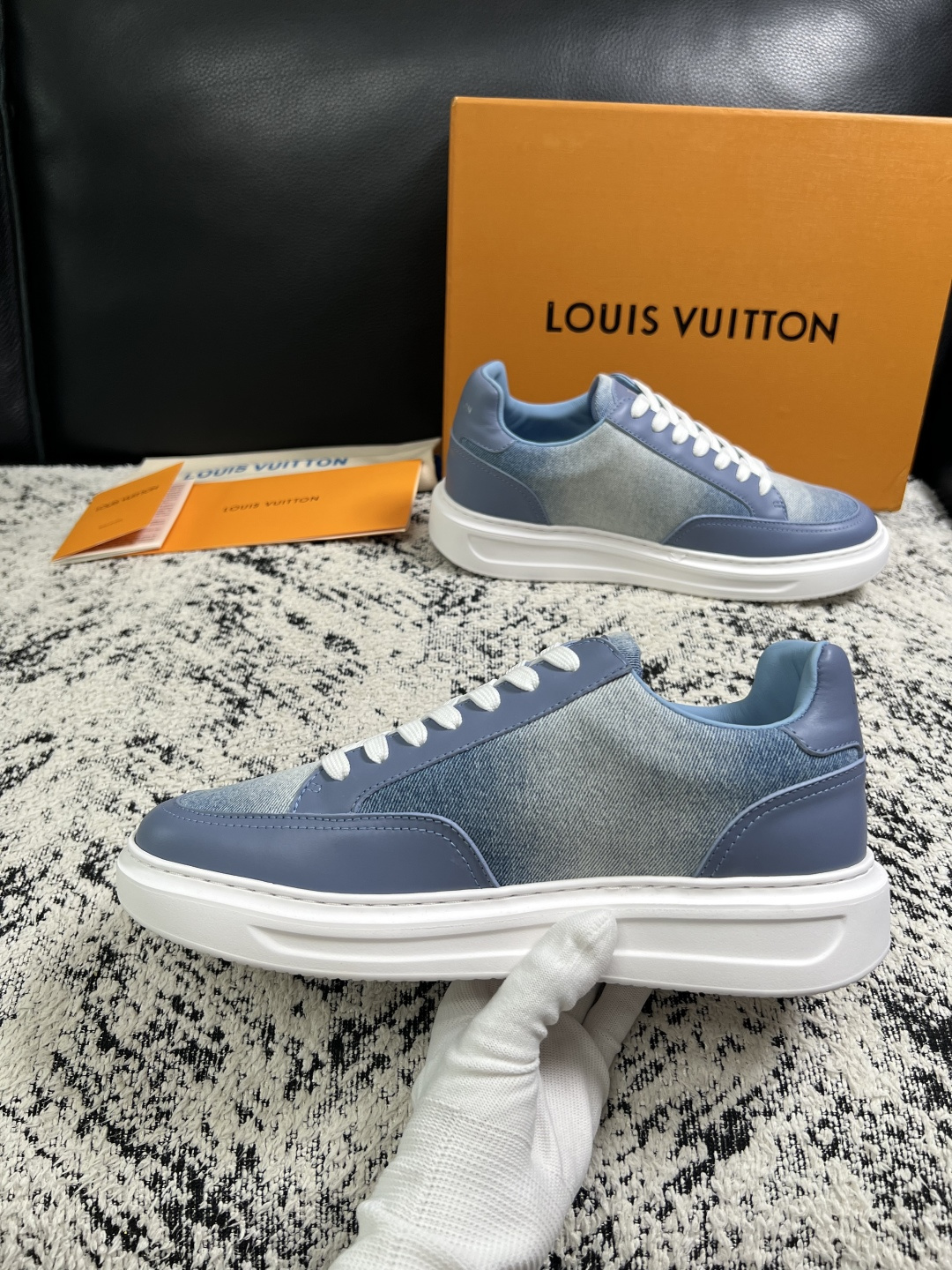 Lv  高品质  顶级工艺品  路易威登，运动板鞋专柜同步，鞋面意大利进口，高品质拼接缤纷色彩复杂工艺品，进口牛皮里垫柔