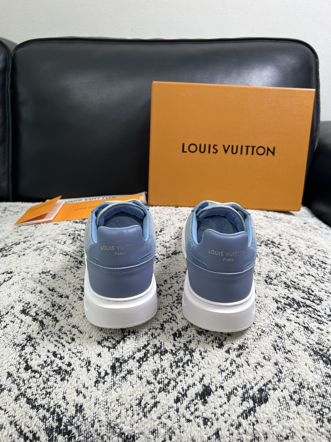 Lv  高品质  顶级工艺品  路易威登，运动板鞋专柜同步，鞋面意大利进口，高品质拼接缤纷色彩复杂工艺品，进口牛皮里垫柔