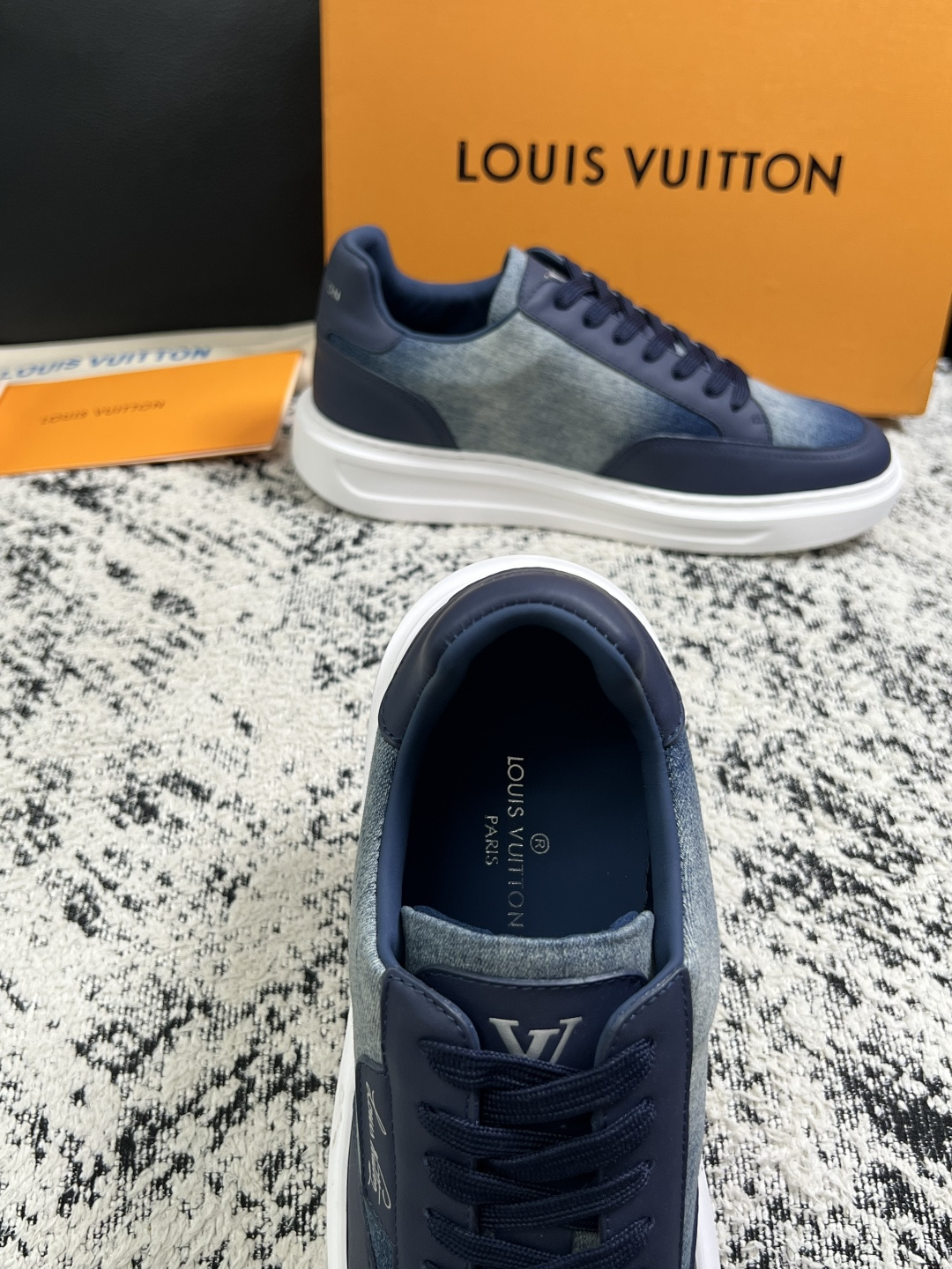 Lv  高品质  顶级工艺品  路易威登，运动板鞋专柜同步，鞋面意大利进口，高品质拼接缤纷色彩复杂工艺品，进口牛皮里垫柔