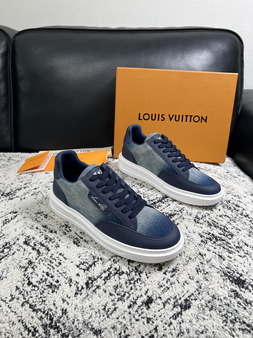 Lv  高品质  顶级工艺品  路易威登，运动板鞋专柜同步，鞋面意大利进口，高品质拼接缤纷色彩复杂工艺品，进口牛皮里垫柔