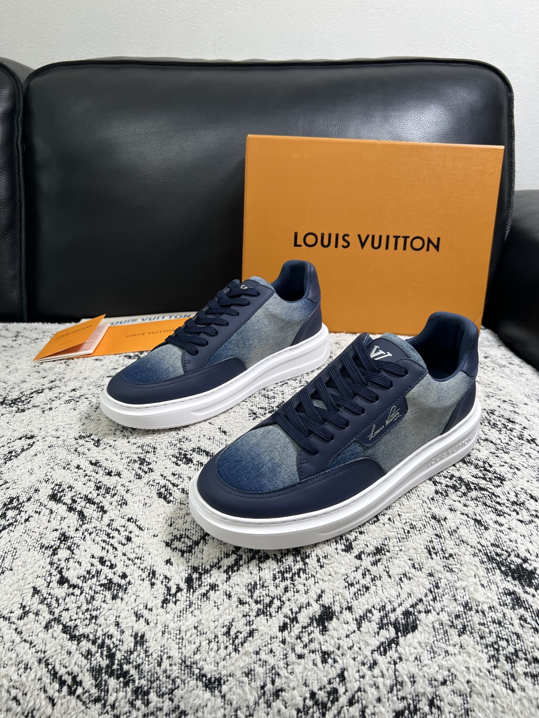 Lv  高品质  顶级工艺品  路易威登，运动板鞋专柜同步，鞋面意大利进口，高品质拼接缤纷色彩复杂工艺品，进口牛皮里垫柔