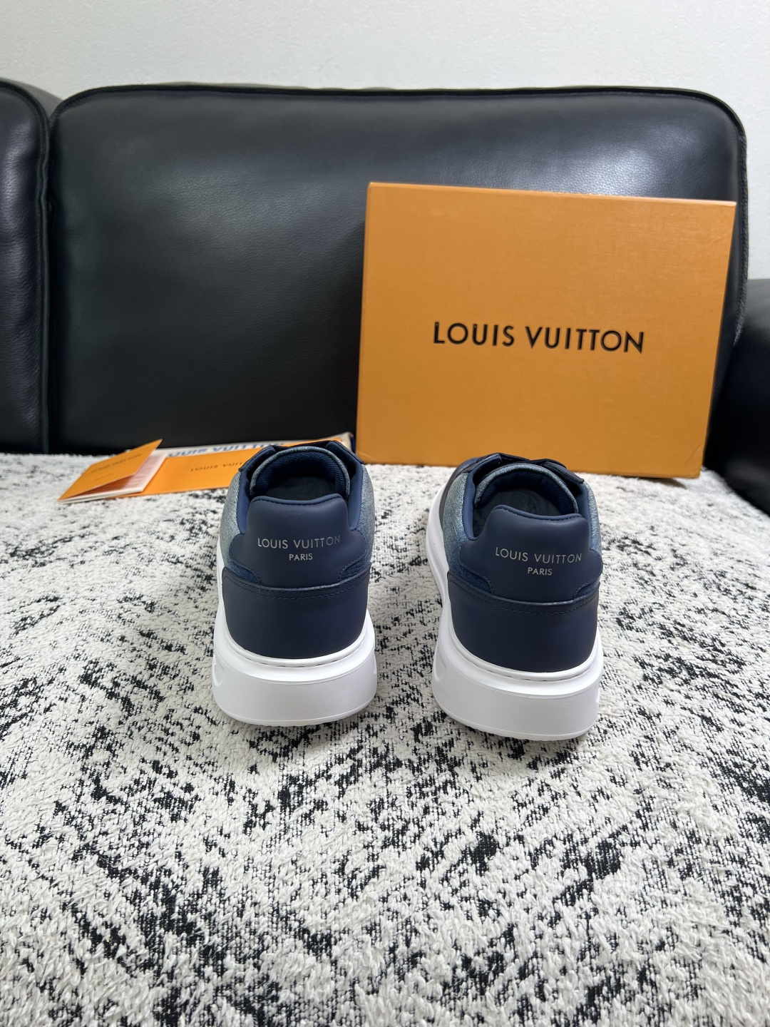 Lv  高品质  顶级工艺品  路易威登，运动板鞋专柜同步，鞋面意大利进口，高品质拼接缤纷色彩复杂工艺品，进口牛皮里垫柔