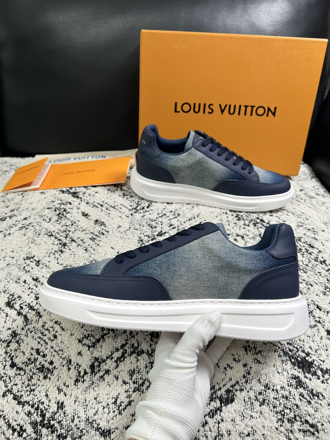 Lv  高品质  顶级工艺品  路易威登，运动板鞋专柜同步，鞋面意大利进口，高品质拼接缤纷色彩复杂工艺品，进口牛皮里垫柔
