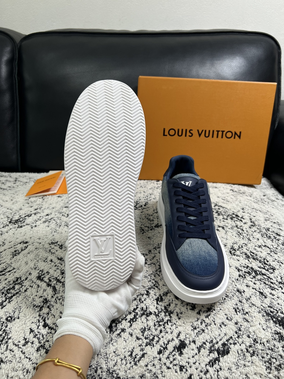 Lv  高品质  顶级工艺品  路易威登，运动板鞋专柜同步，鞋面意大利进口，高品质拼接缤纷色彩复杂工艺品，进口牛皮里垫柔