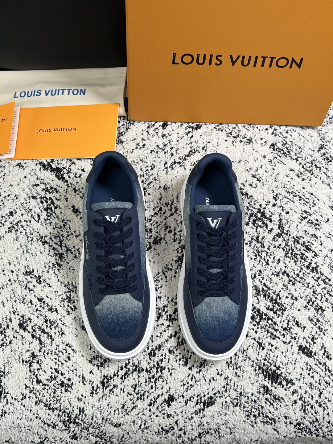 Lv  高品质  顶级工艺品  路易威登，运动板鞋专柜同步，鞋面意大利进口，高品质拼接缤纷色彩复杂工艺品，进口牛皮里垫柔