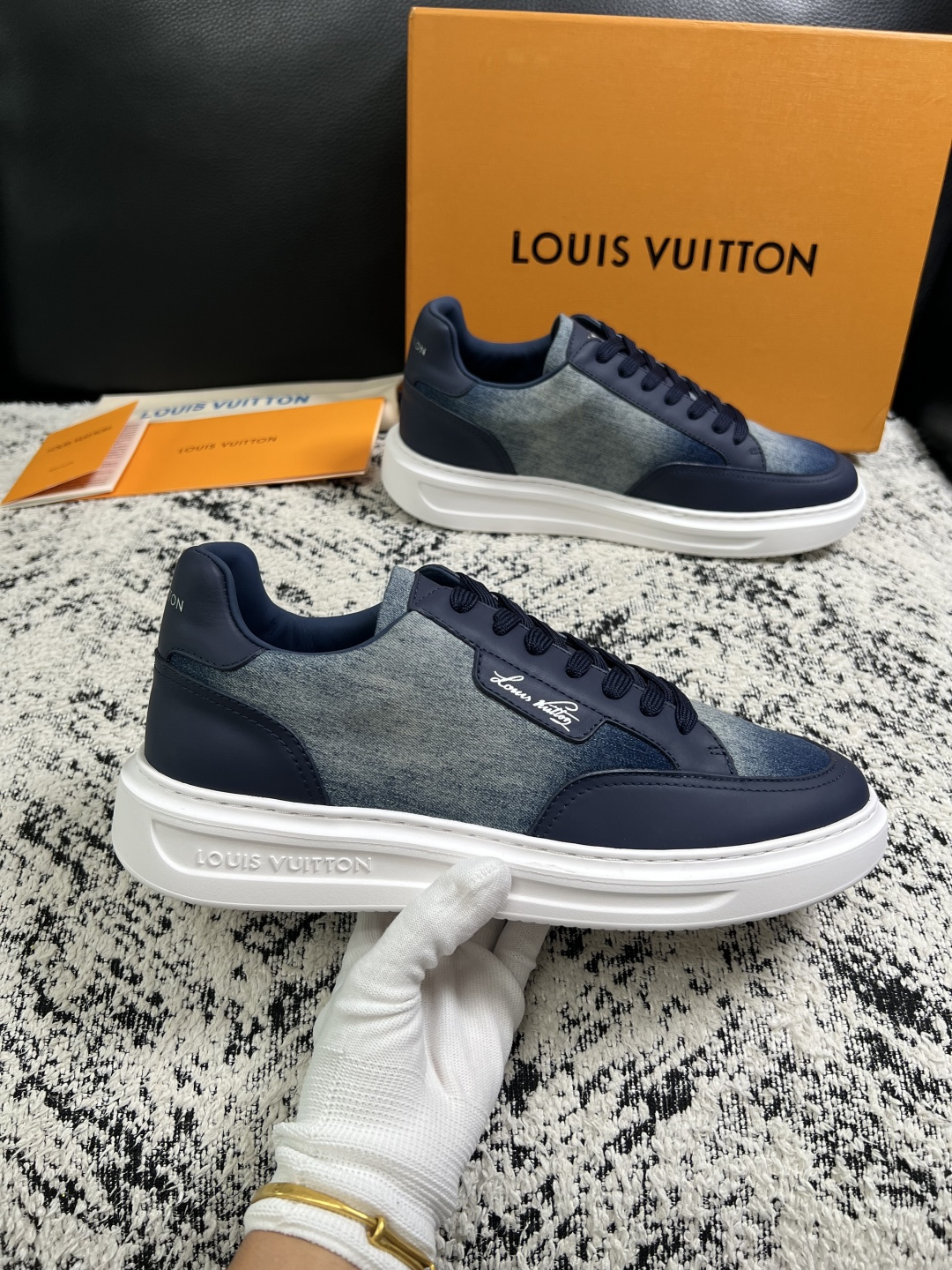 Lv  高品质  顶级工艺品  路易威登，运动板鞋专柜同步，鞋面意大利进口，高品质拼接缤纷色彩复杂工艺品，进口牛皮里垫柔