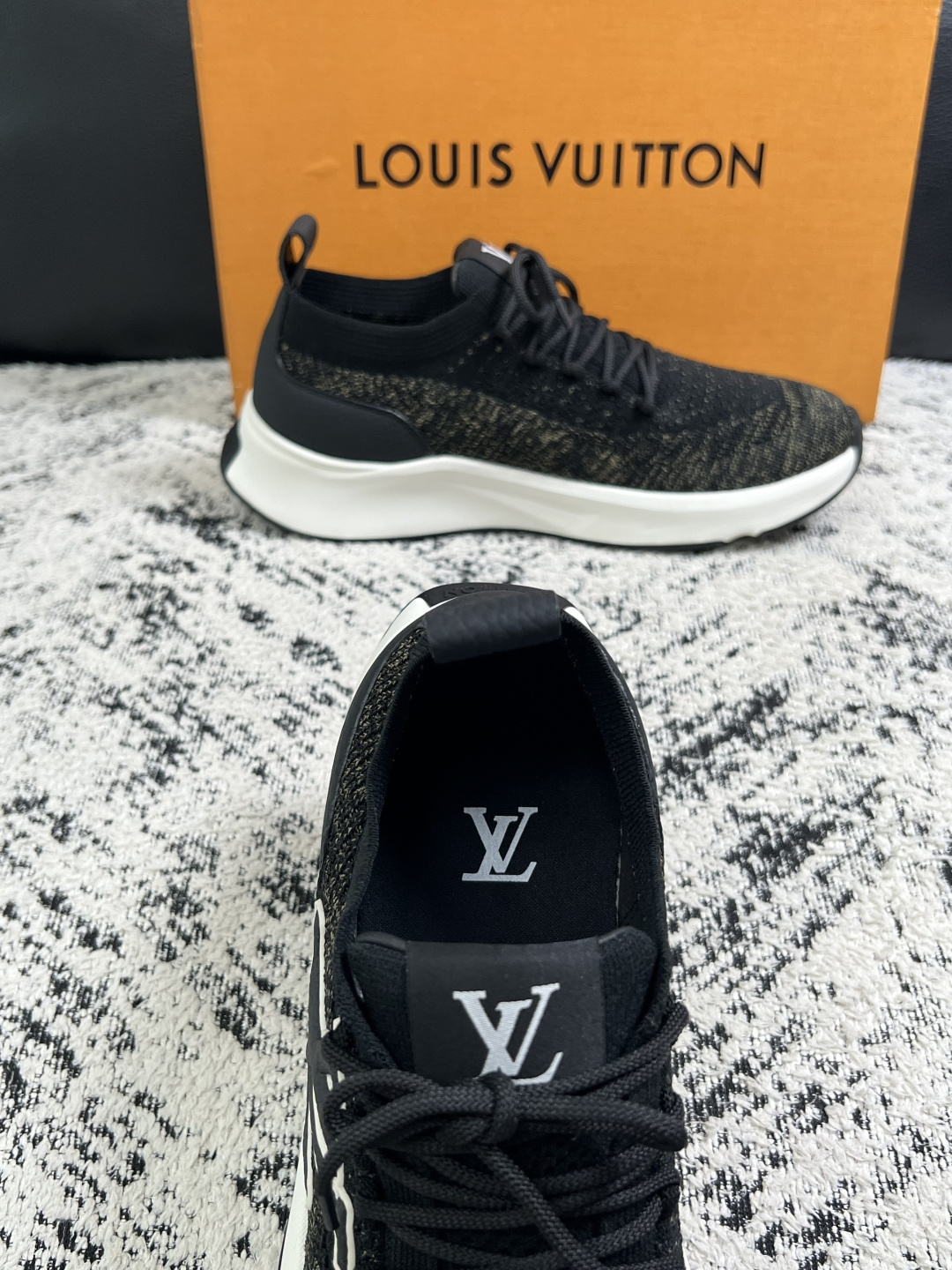 Lv  高品质  顶级工艺品  路易威登，运动板鞋专柜同步，鞋面意大利进口，高品质拼接缤纷色彩复杂工艺品，进口网布里垫柔