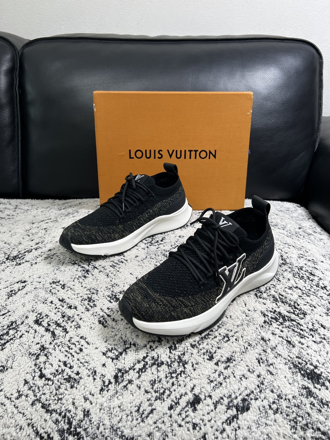 Lv  高品质  顶级工艺品  路易威登，运动板鞋专柜同步，鞋面意大利进口，高品质拼接缤纷色彩复杂工艺品，进口网布里垫柔
