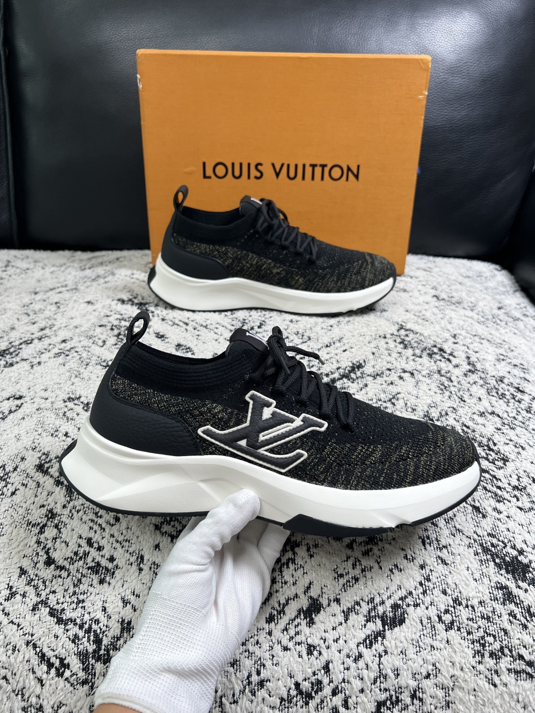 Lv  高品质  顶级工艺品  路易威登，运动板鞋专柜同步，鞋面意大利进口，高品质拼接缤纷色彩复杂工艺品，进口网布里垫柔