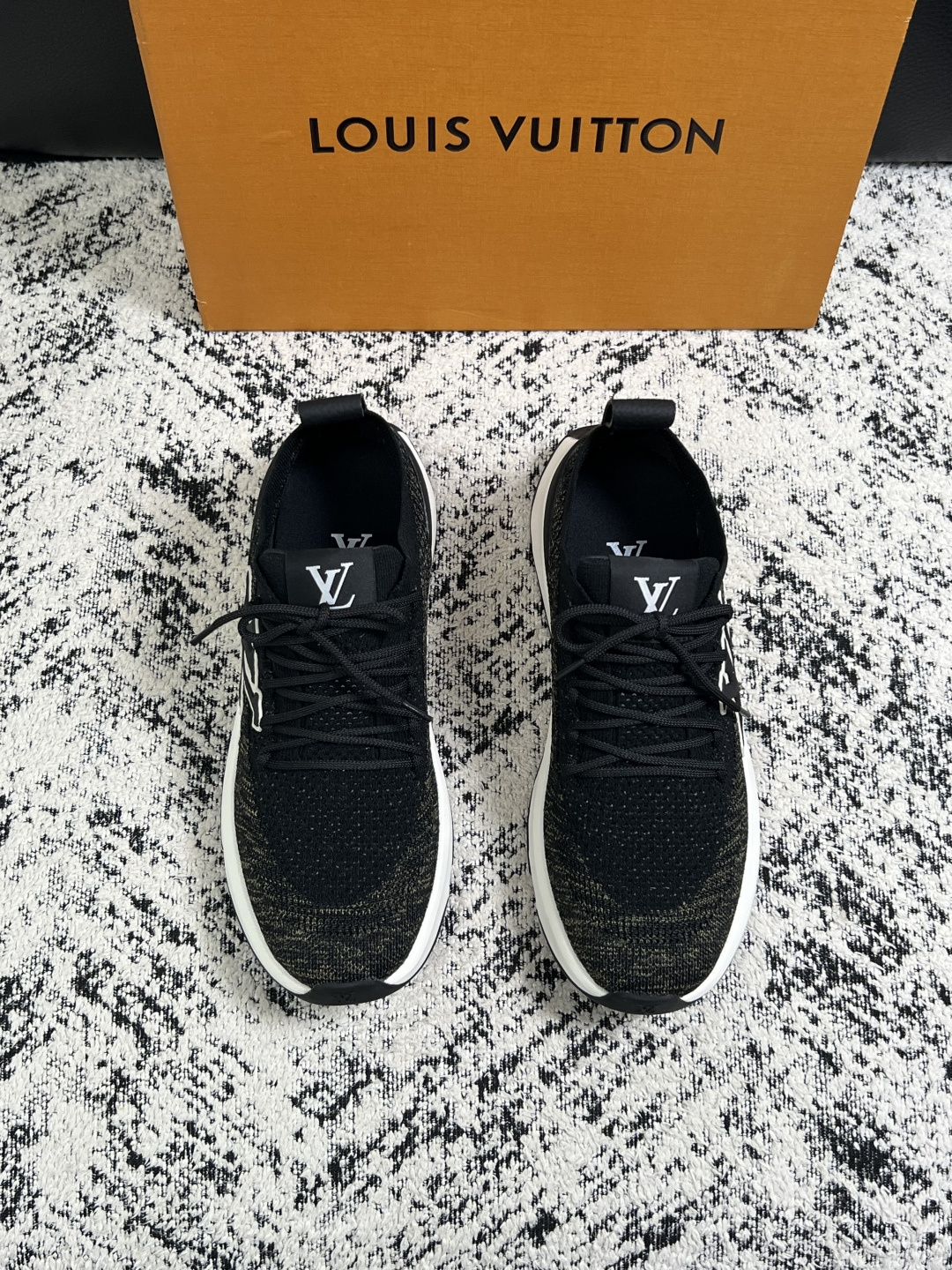 Lv  高品质  顶级工艺品  路易威登，运动板鞋专柜同步，鞋面意大利进口，高品质拼接缤纷色彩复杂工艺品，进口网布里垫柔
