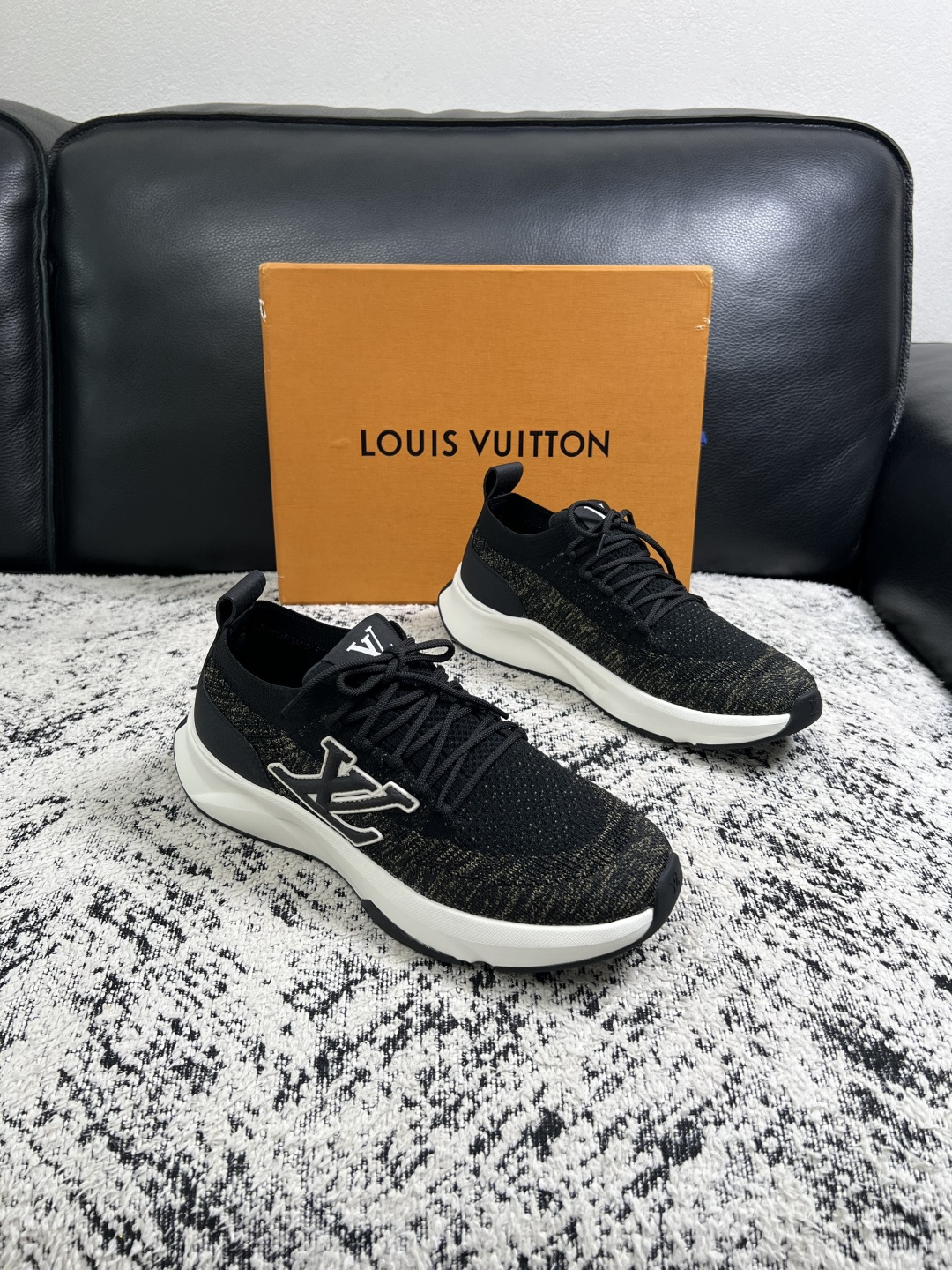 Lv  高品质  顶级工艺品  路易威登，运动板鞋专柜同步，鞋面意大利进口，高品质拼接缤纷色彩复杂工艺品，进口网布里垫柔