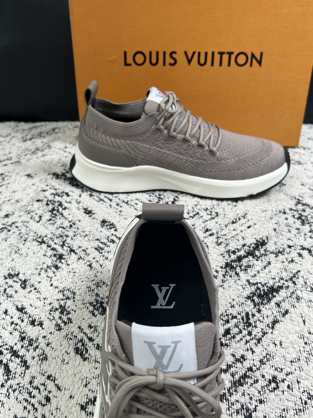 Lv  高品质  顶级工艺品  路易威登，运动板鞋专柜同步，鞋面意大利进口，高品质拼接缤纷色彩复杂工艺品，进口网布里垫柔