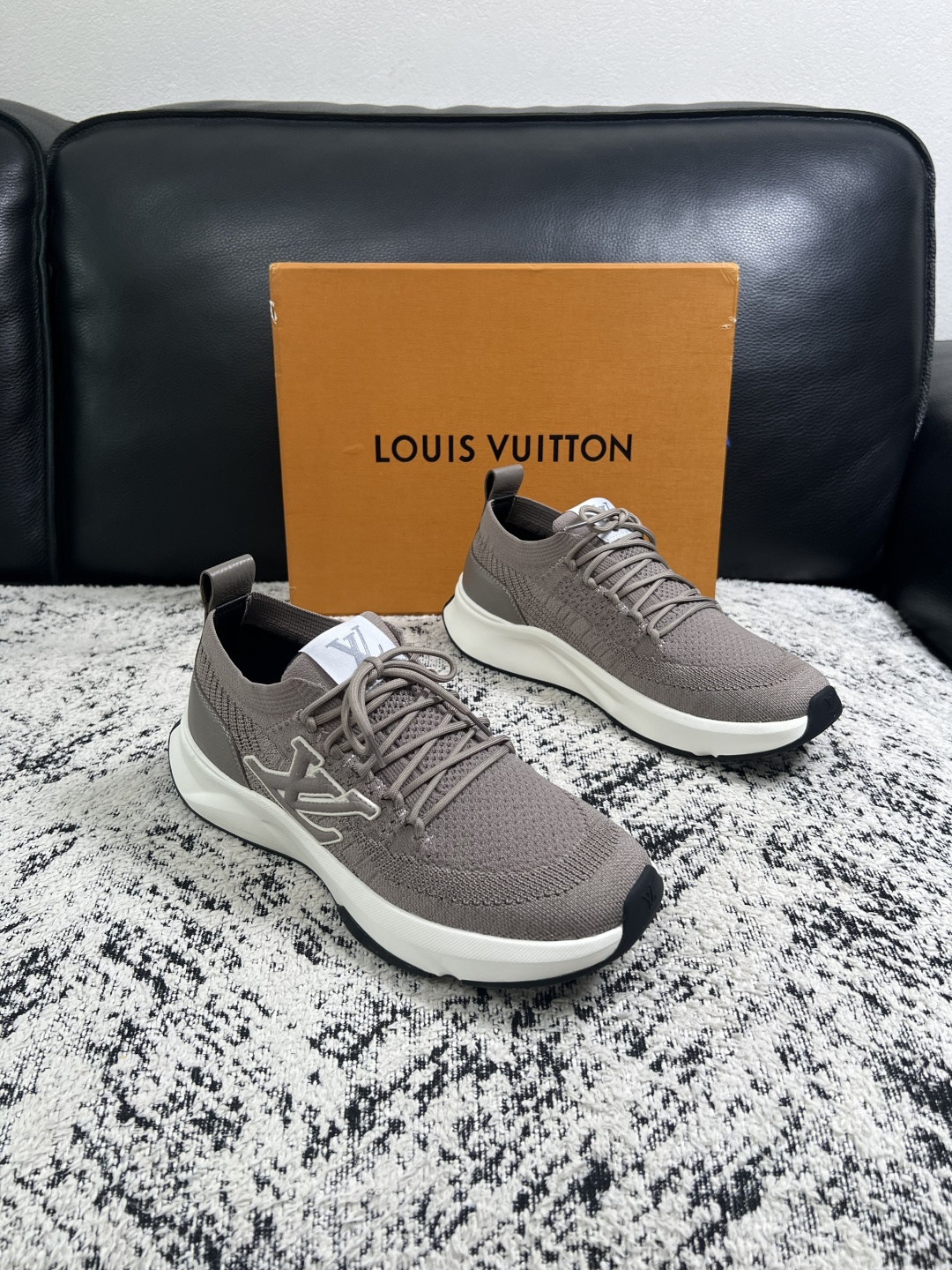 Lv  高品质  顶级工艺品  路易威登，运动板鞋专柜同步，鞋面意大利进口，高品质拼接缤纷色彩复杂工艺品，进口网布里垫柔