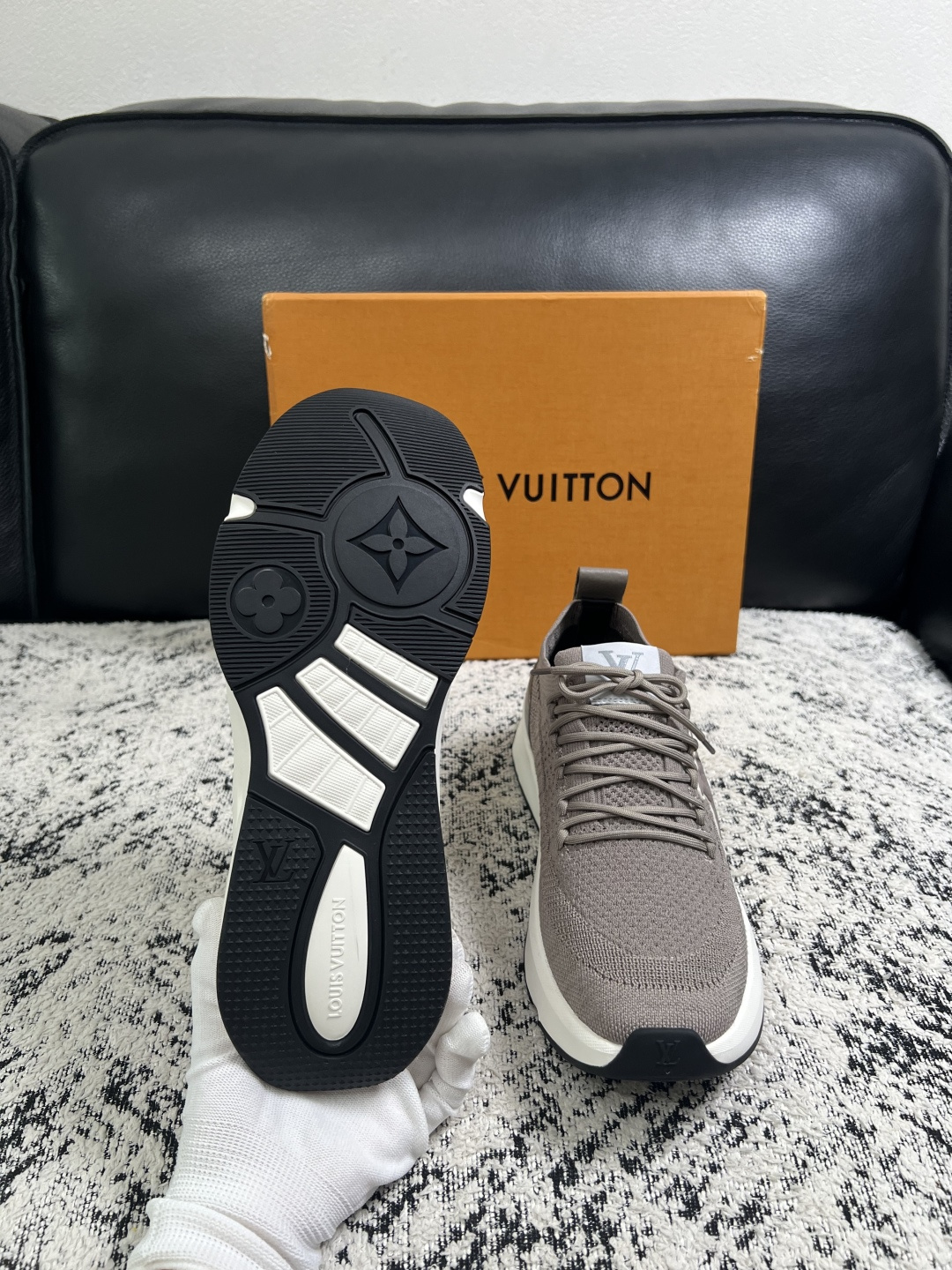 Lv  高品质  顶级工艺品  路易威登，运动板鞋专柜同步，鞋面意大利进口，高品质拼接缤纷色彩复杂工艺品，进口网布里垫柔