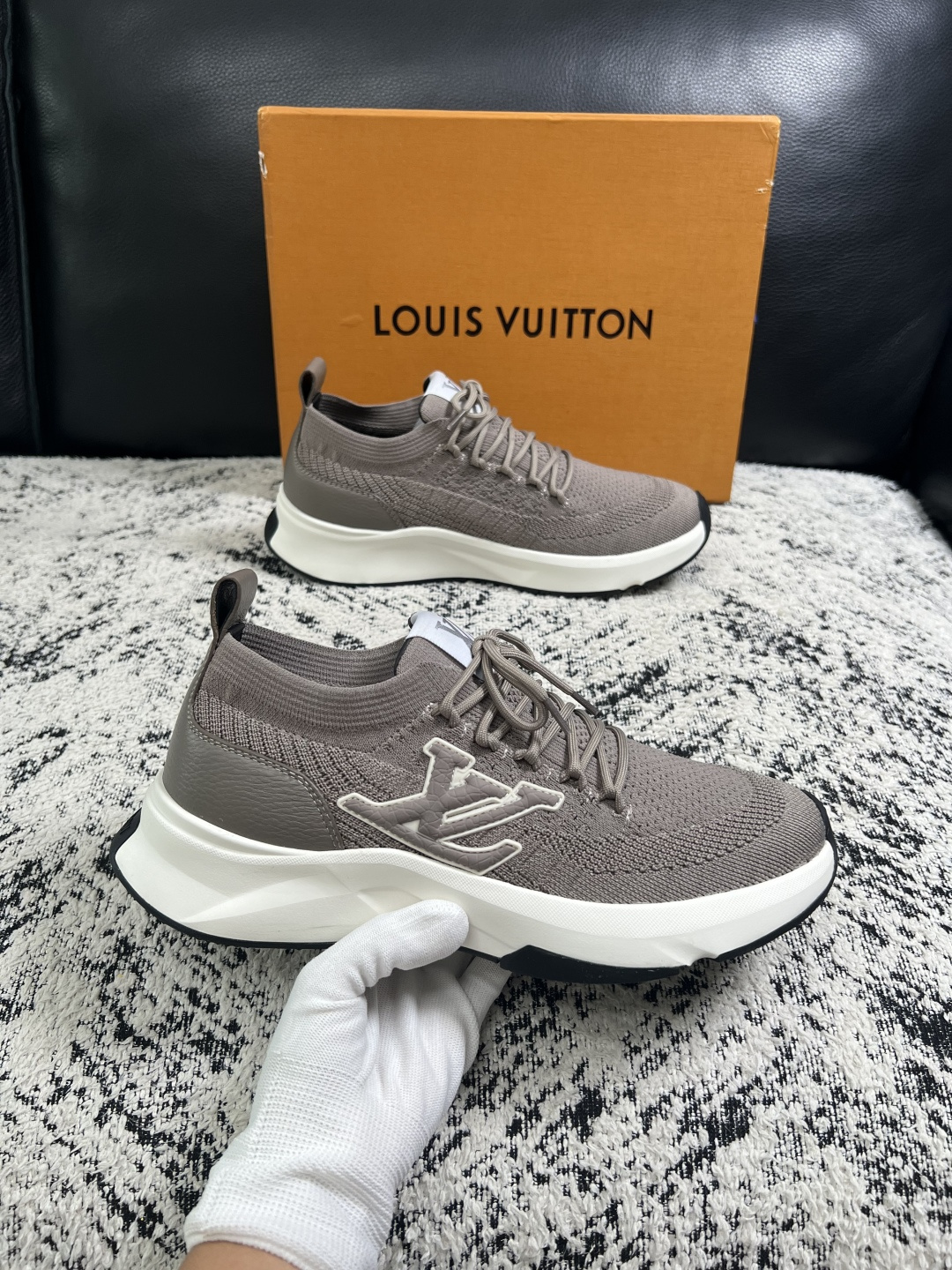 Lv  高品质  顶级工艺品  路易威登，运动板鞋专柜同步，鞋面意大利进口，高品质拼接缤纷色彩复杂工艺品，进口网布里垫柔