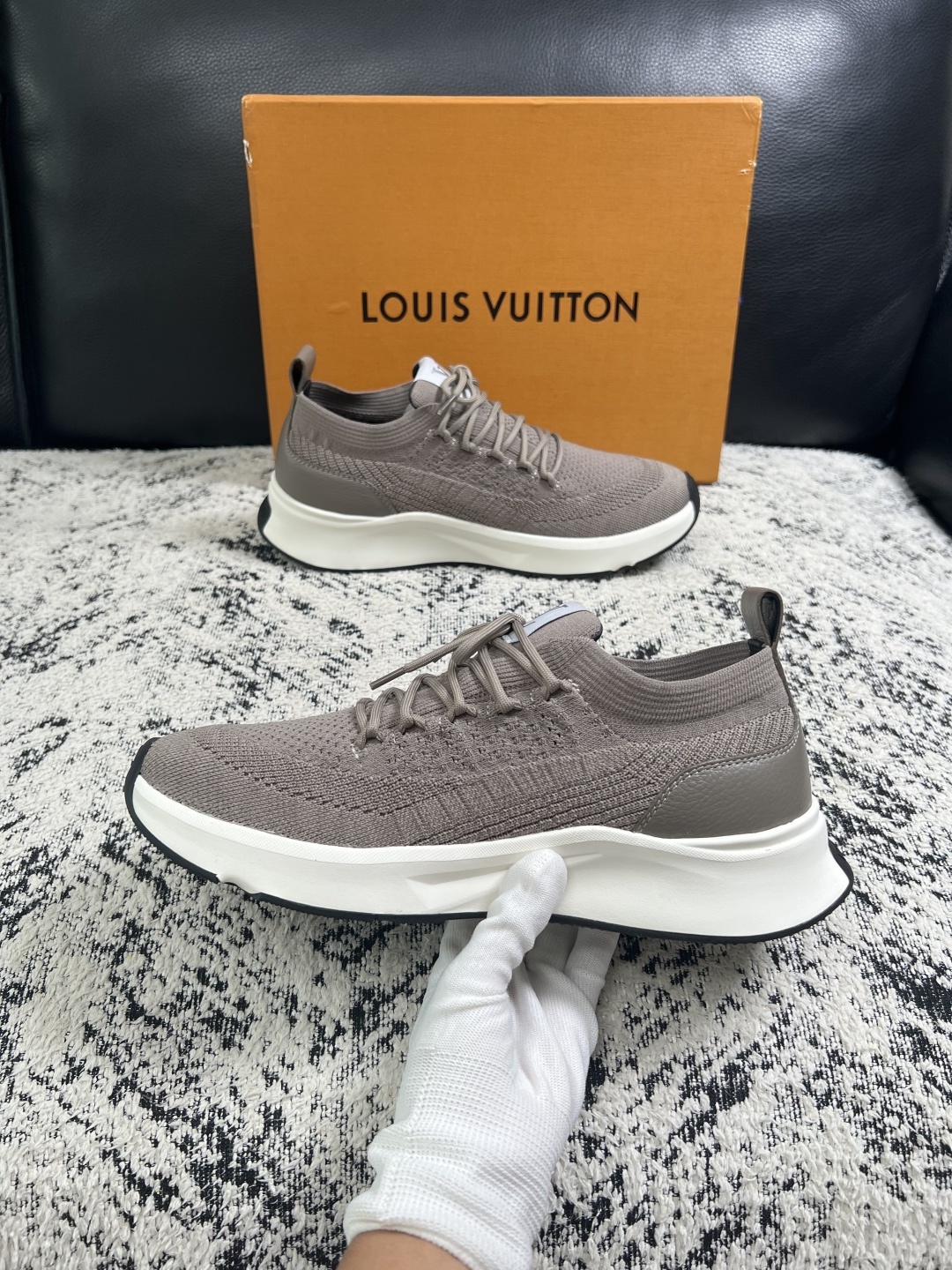 Lv  高品质  顶级工艺品  路易威登，运动板鞋专柜同步，鞋面意大利进口，高品质拼接缤纷色彩复杂工艺品，进口网布里垫柔