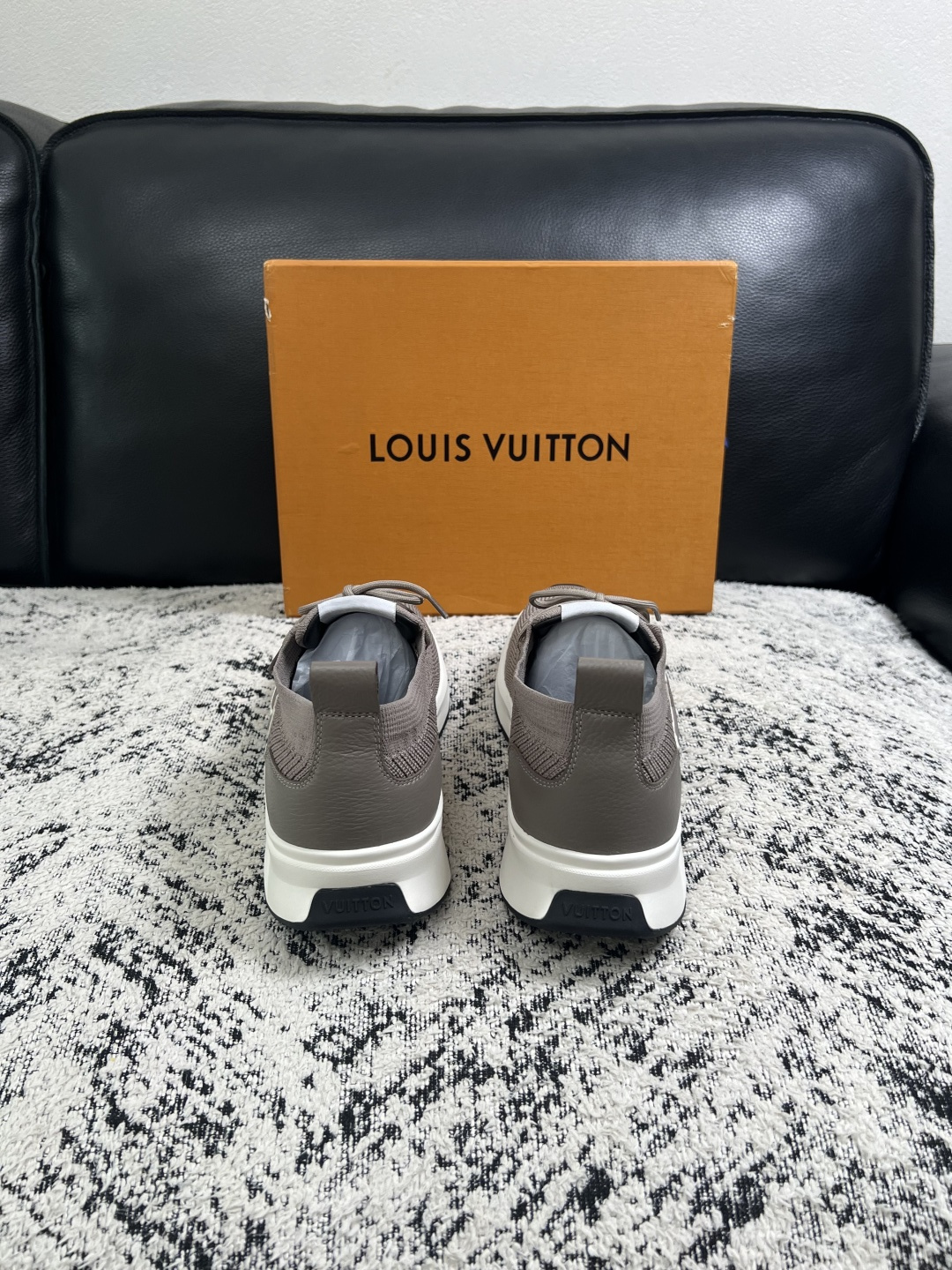 Lv  高品质  顶级工艺品  路易威登，运动板鞋专柜同步，鞋面意大利进口，高品质拼接缤纷色彩复杂工艺品，进口网布里垫柔