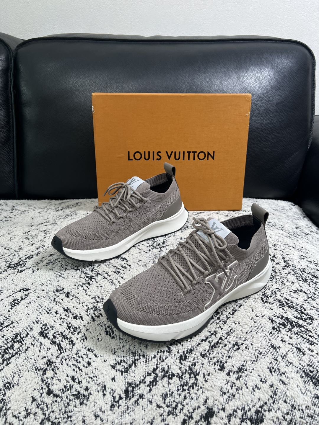 Lv  高品质  顶级工艺品  路易威登，运动板鞋专柜同步，鞋面意大利进口，高品质拼接缤纷色彩复杂工艺品，进口网布里垫柔