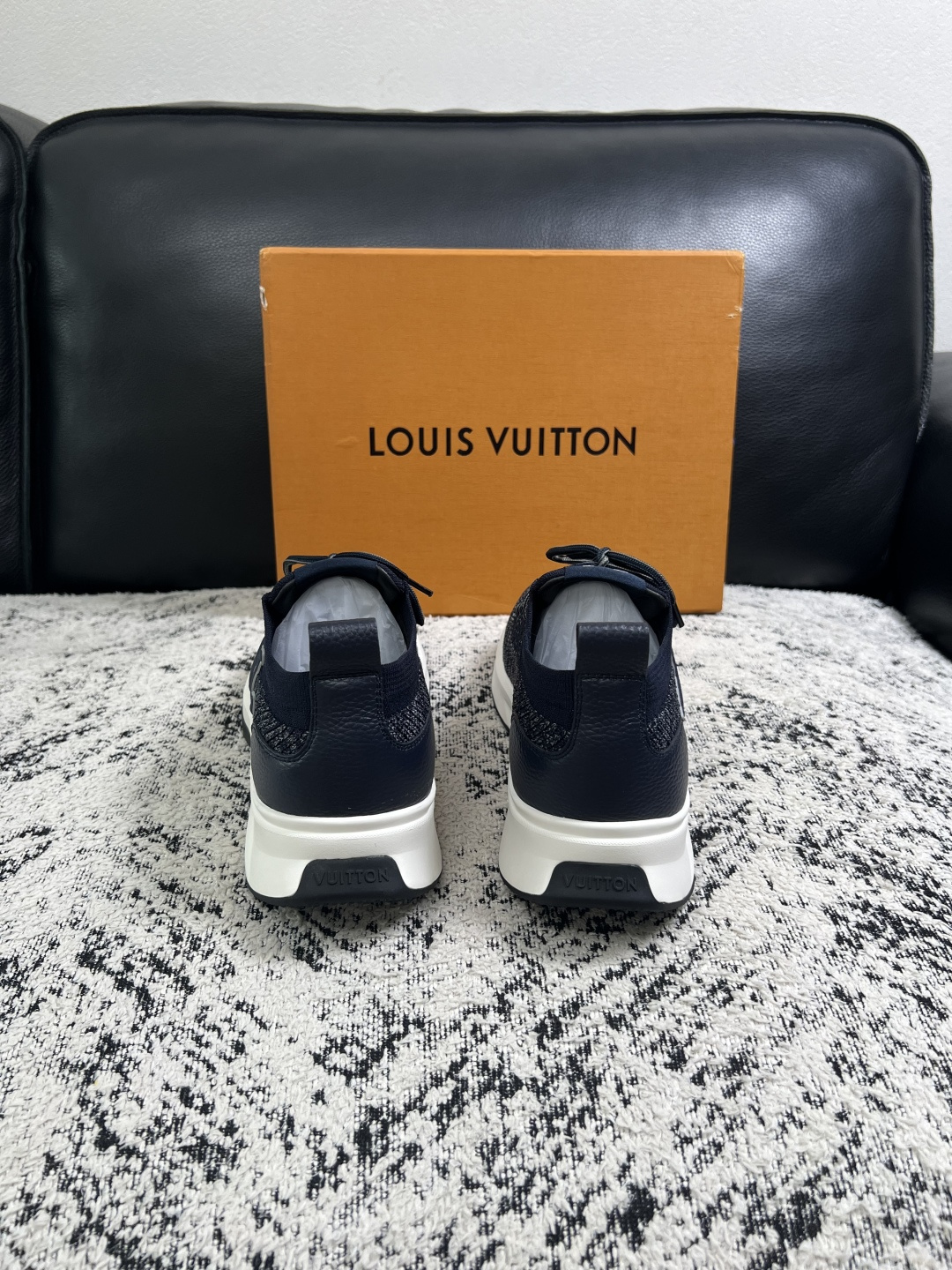 Lv  高品质  顶级工艺品  路易威登，运动板鞋专柜同步，鞋面意大利进口，高品质拼接缤纷色彩复杂工艺品，进口网布里垫柔