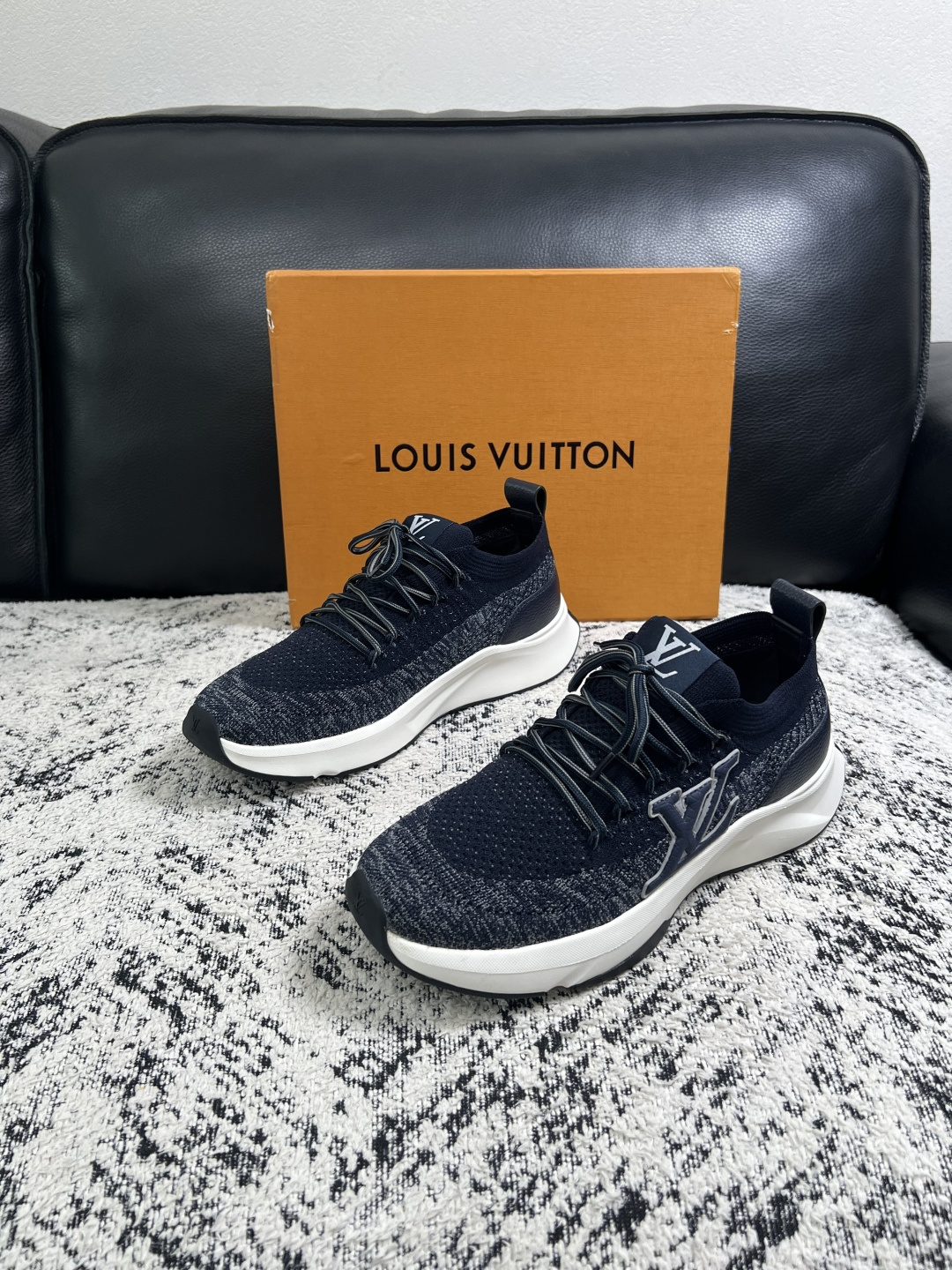 Lv  高品质  顶级工艺品  路易威登，运动板鞋专柜同步，鞋面意大利进口，高品质拼接缤纷色彩复杂工艺品，进口网布里垫柔