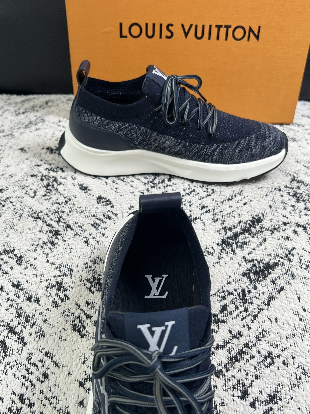 Lv  高品质  顶级工艺品  路易威登，运动板鞋专柜同步，鞋面意大利进口，高品质拼接缤纷色彩复杂工艺品，进口网布里垫柔
