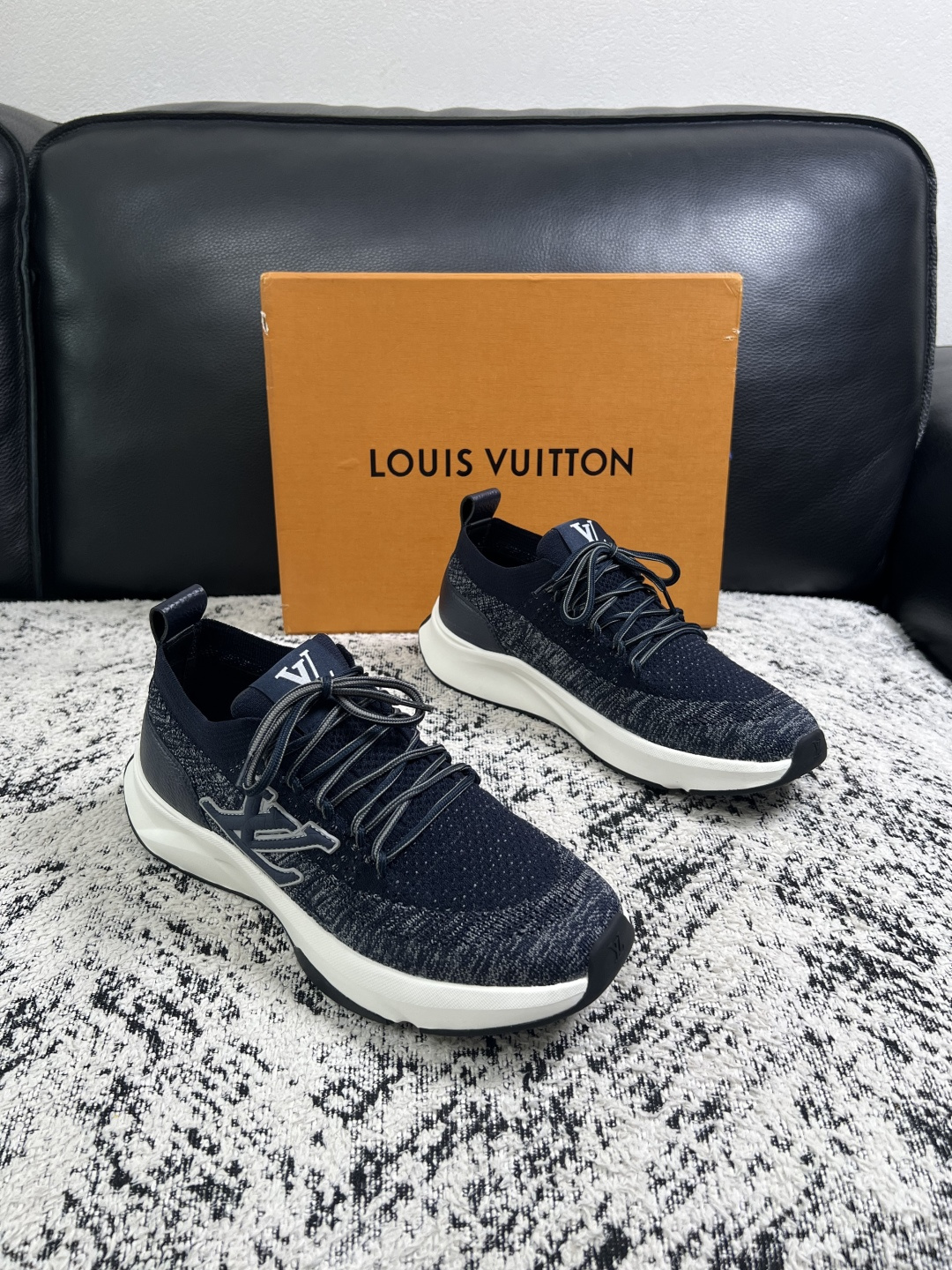 Lv  高品质  顶级工艺品  路易威登，运动板鞋专柜同步，鞋面意大利进口，高品质拼接缤纷色彩复杂工艺品，进口网布里垫柔