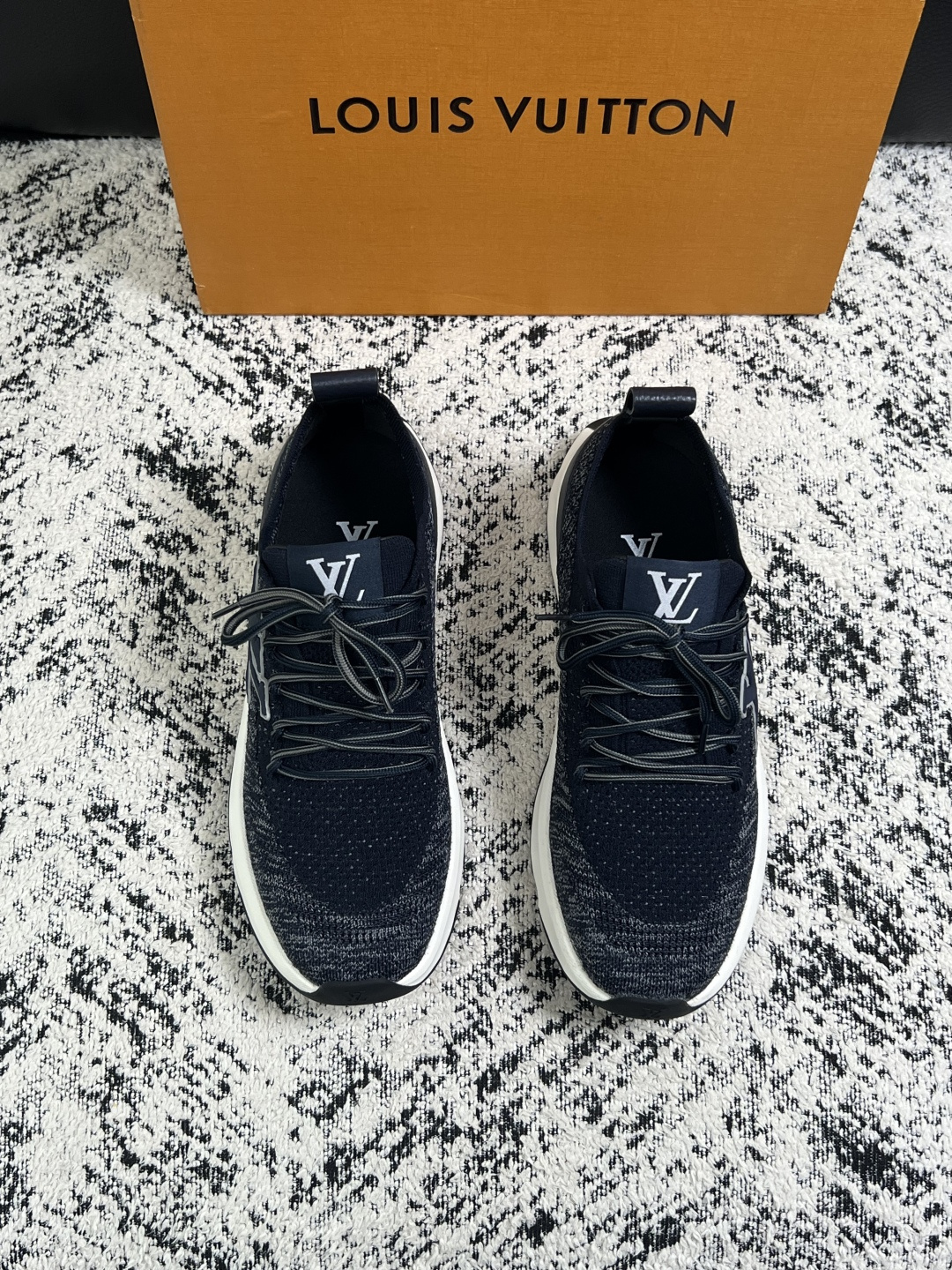 Lv  高品质  顶级工艺品  路易威登，运动板鞋专柜同步，鞋面意大利进口，高品质拼接缤纷色彩复杂工艺品，进口网布里垫柔