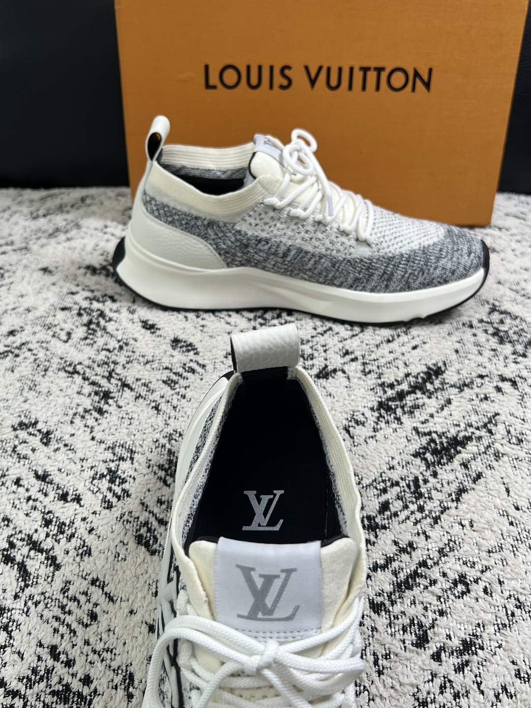 Lv  高品质  顶级工艺品  路易威登，运动板鞋专柜同步，鞋面意大利进口，高品质拼接缤纷色彩复杂工艺品，进口网布里垫柔