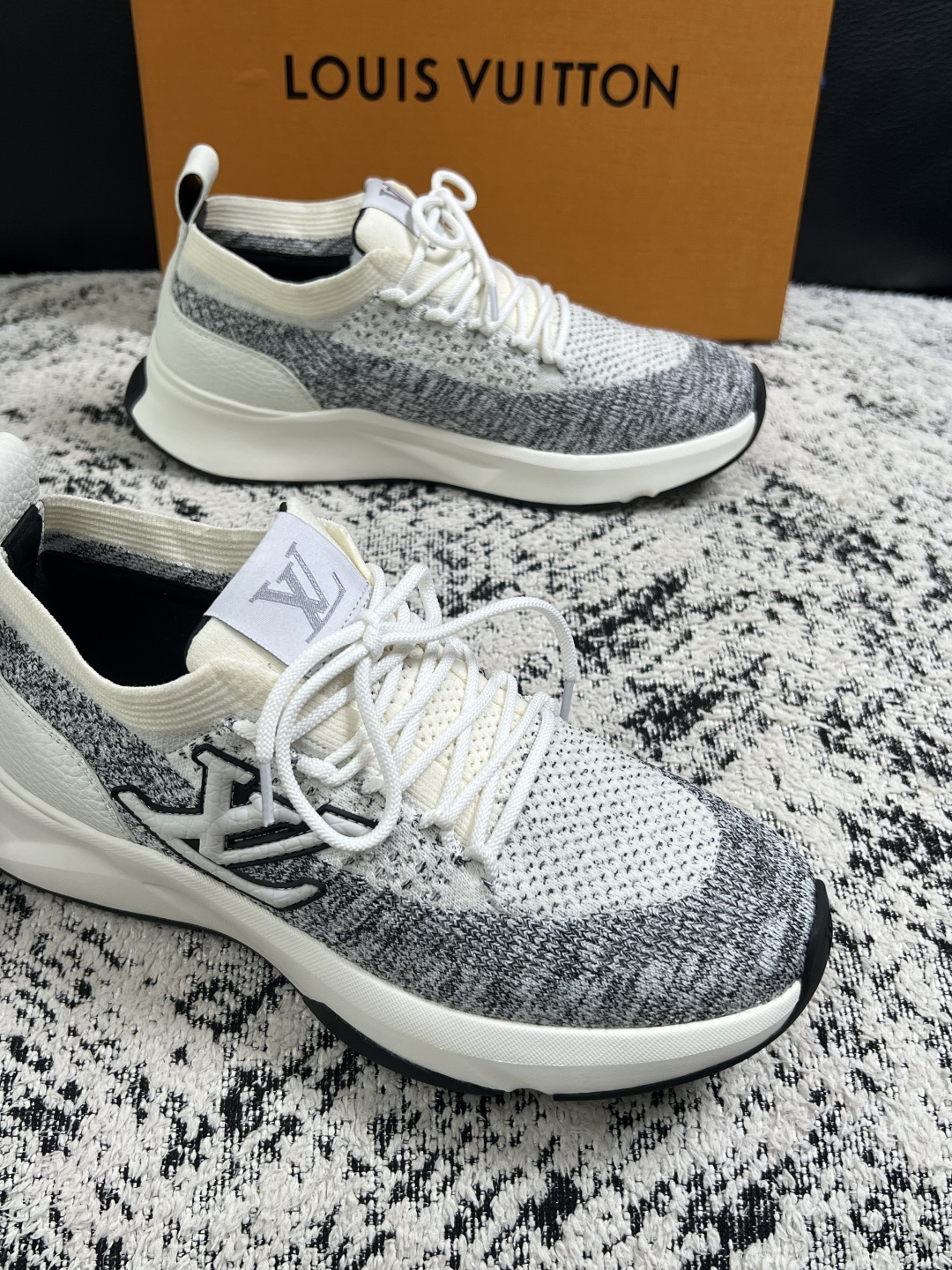 Lv  高品质  顶级工艺品  路易威登，运动板鞋专柜同步，鞋面意大利进口，高品质拼接缤纷色彩复杂工艺品，进口网布里垫柔