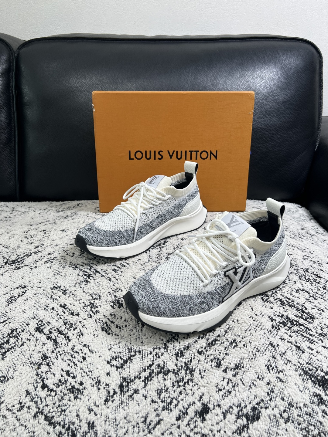 Lv  高品质  顶级工艺品  路易威登，运动板鞋专柜同步，鞋面意大利进口，高品质拼接缤纷色彩复杂工艺品，进口网布里垫柔
