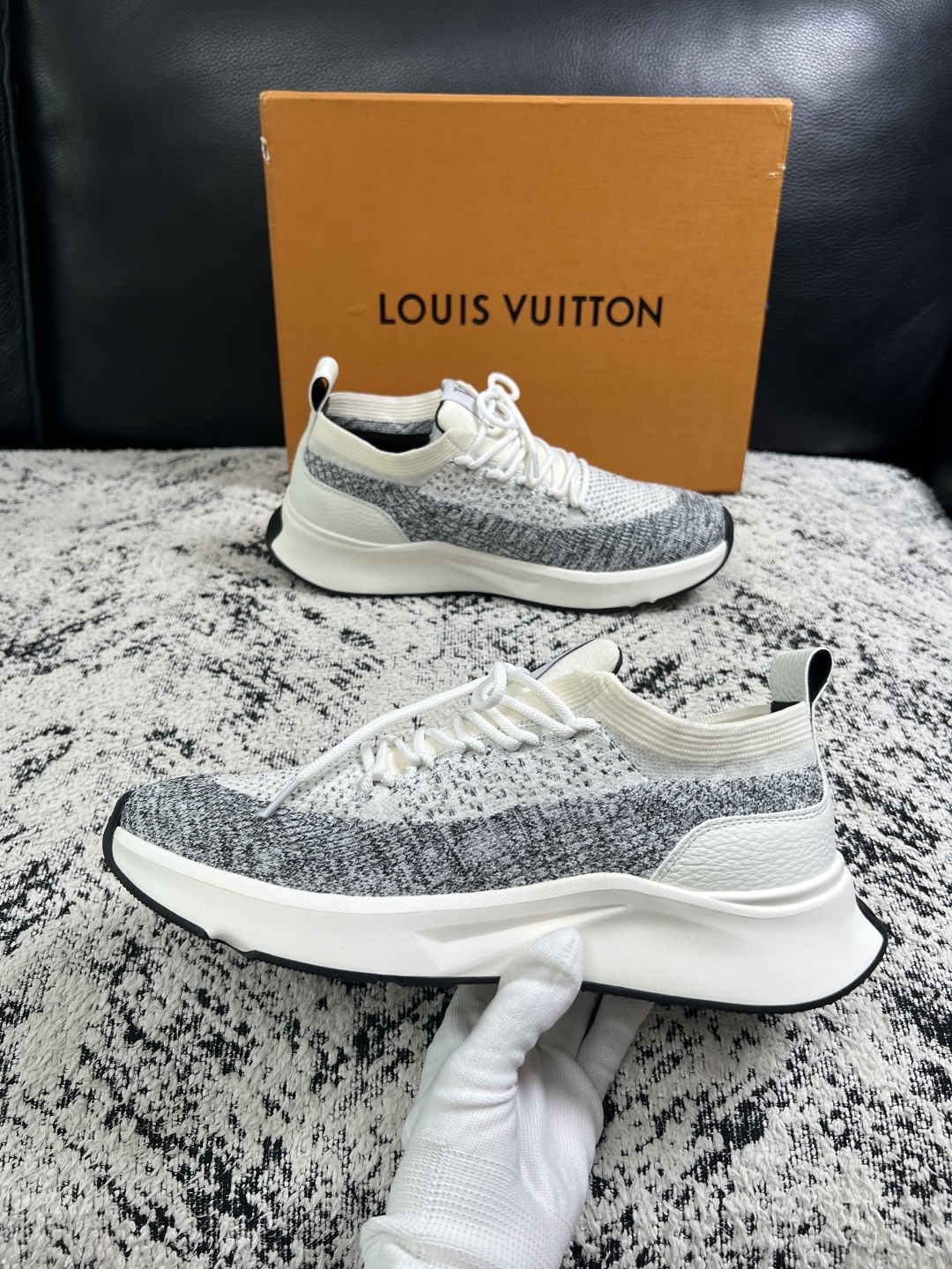 Lv  高品质  顶级工艺品  路易威登，运动板鞋专柜同步，鞋面意大利进口，高品质拼接缤纷色彩复杂工艺品，进口网布里垫柔