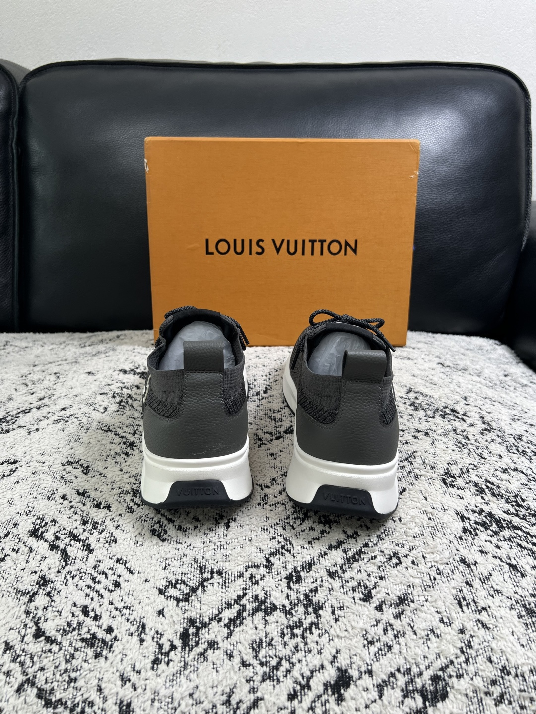 Lv  高品质  顶级工艺品  路易威登，运动板鞋专柜同步，鞋面意大利进口，高品质拼接缤纷色彩复杂工艺品，进口网布里垫柔