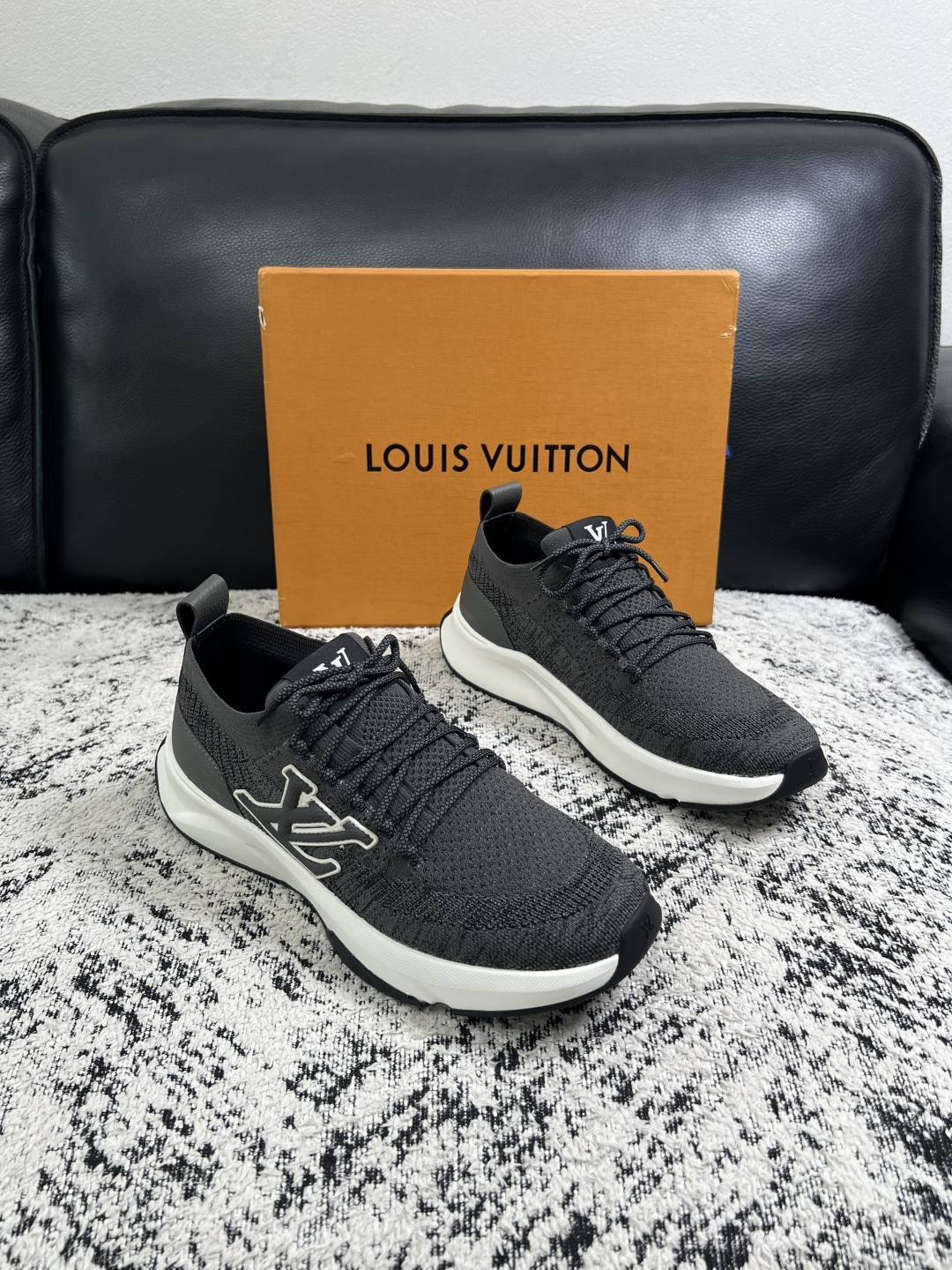 Lv  高品质  顶级工艺品  路易威登，运动板鞋专柜同步，鞋面意大利进口，高品质拼接缤纷色彩复杂工艺品，进口网布里垫柔
