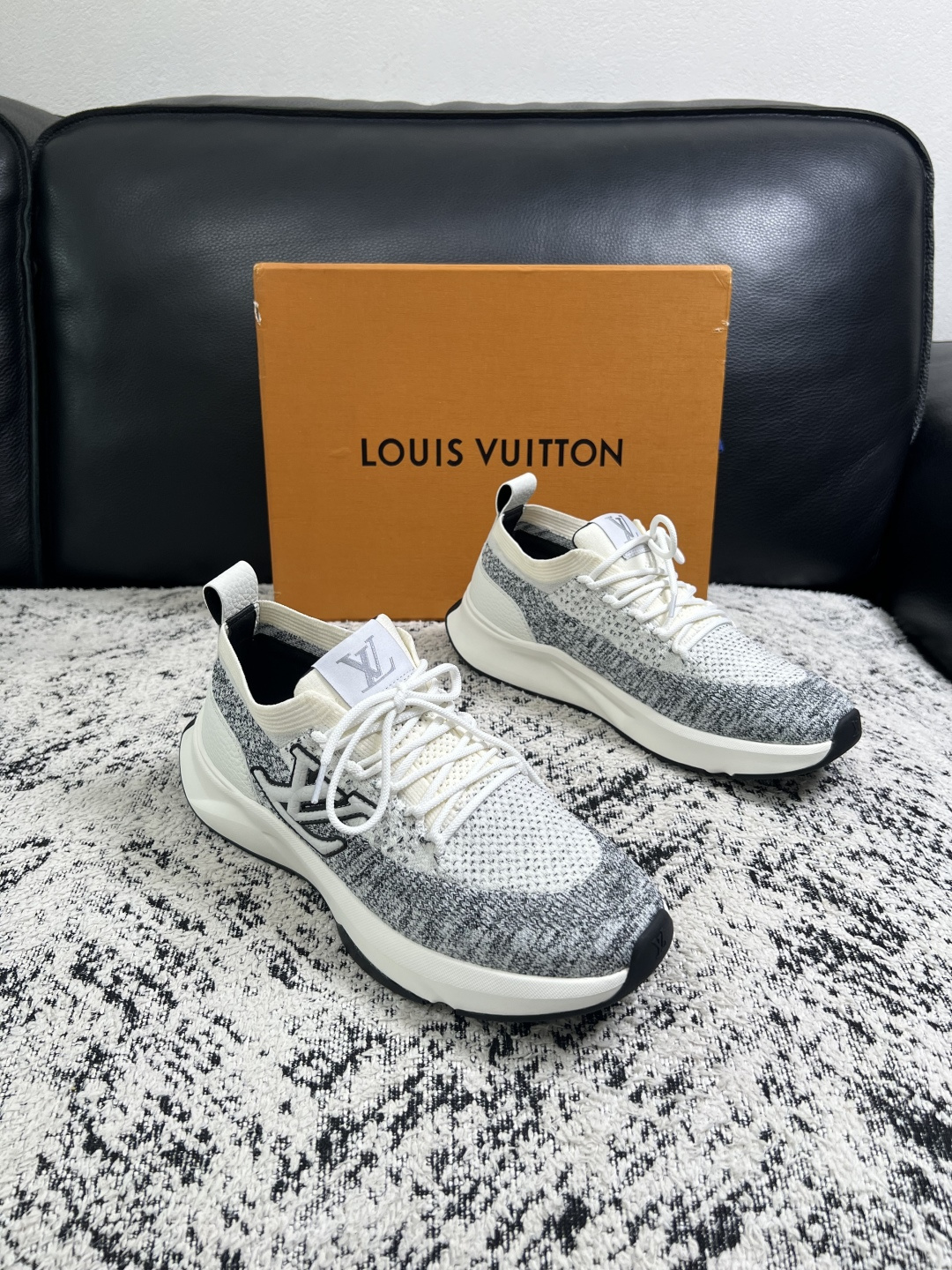 Lv  高品质  顶级工艺品  路易威登，运动板鞋专柜同步，鞋面意大利进口，高品质拼接缤纷色彩复杂工艺品，进口网布里垫柔