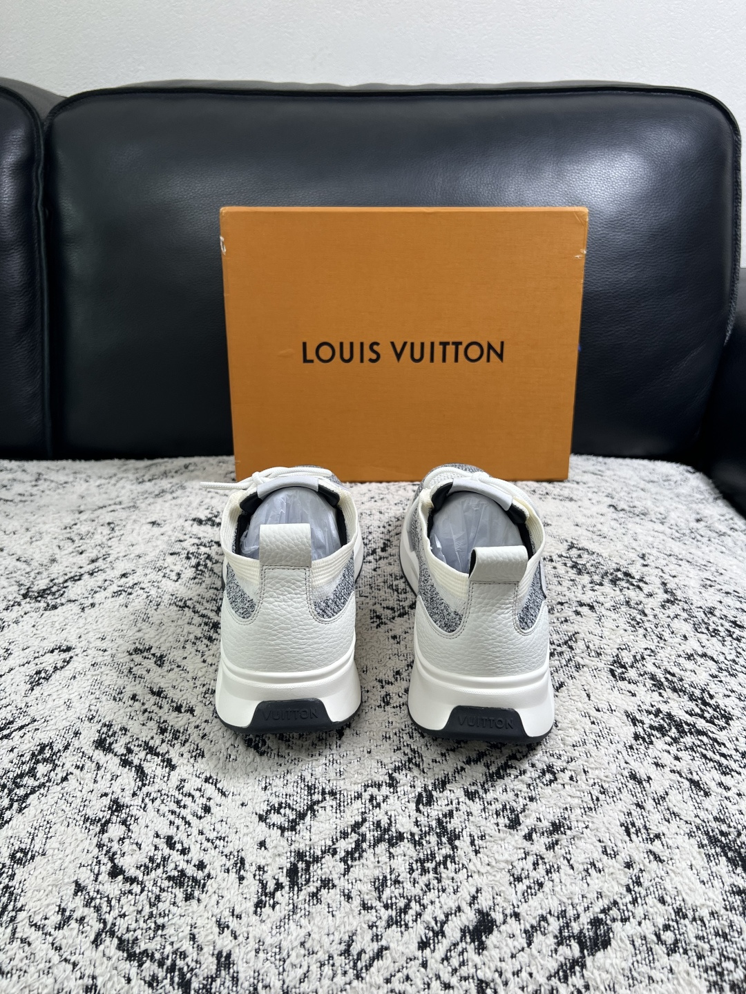 Lv  高品质  顶级工艺品  路易威登，运动板鞋专柜同步，鞋面意大利进口，高品质拼接缤纷色彩复杂工艺品，进口网布里垫柔