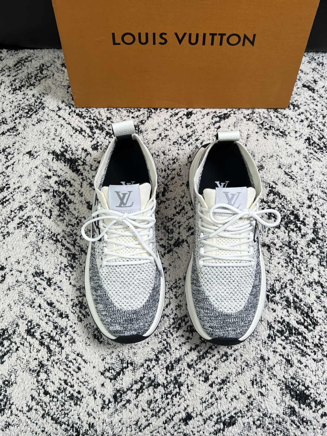 Lv  高品质  顶级工艺品  路易威登，运动板鞋专柜同步，鞋面意大利进口，高品质拼接缤纷色彩复杂工艺品，进口网布里垫柔