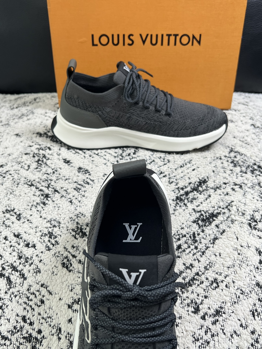 Lv  高品质  顶级工艺品  路易威登，运动板鞋专柜同步，鞋面意大利进口，高品质拼接缤纷色彩复杂工艺品，进口网布里垫柔