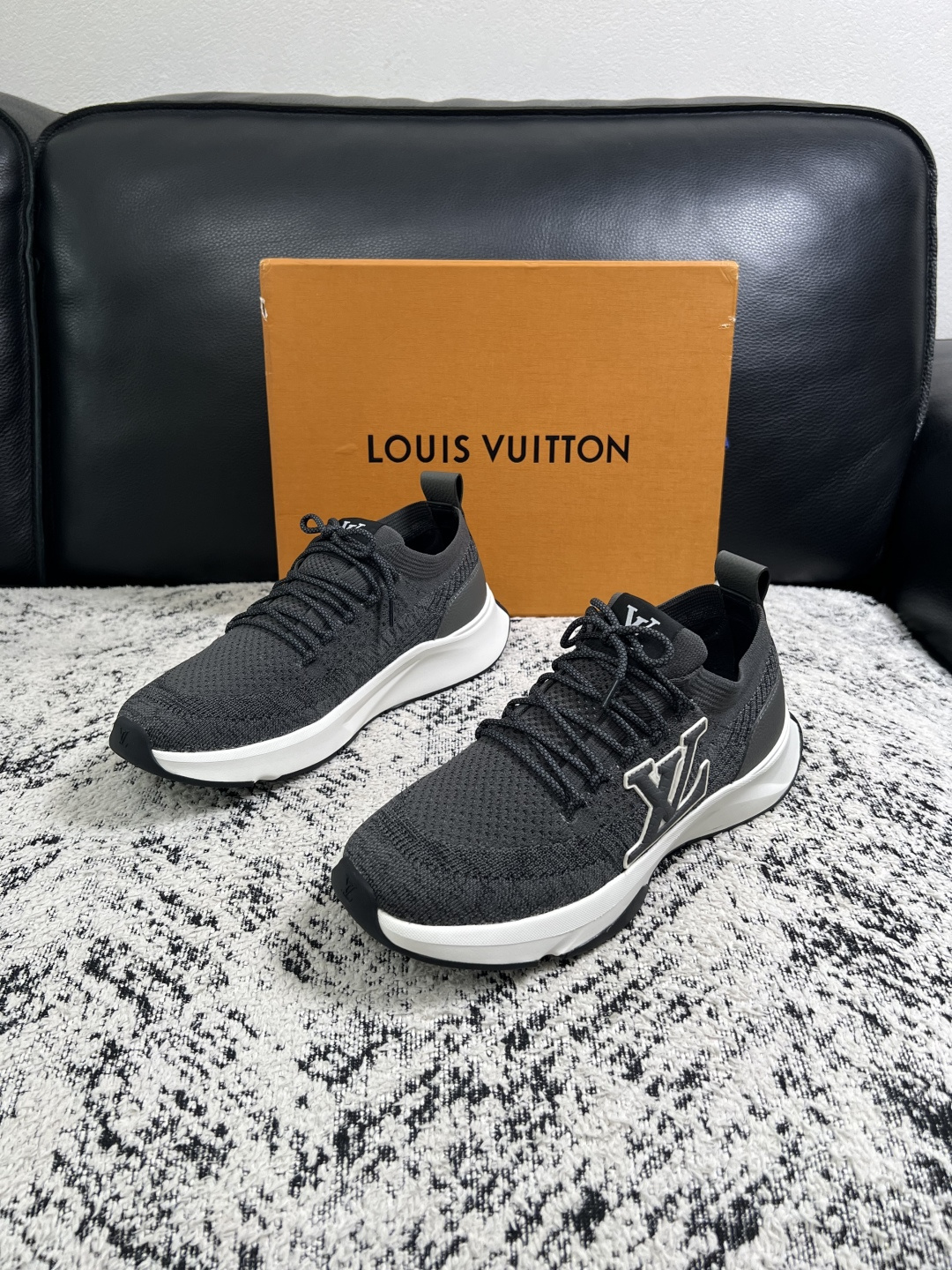 Lv  高品质  顶级工艺品  路易威登，运动板鞋专柜同步，鞋面意大利进口，高品质拼接缤纷色彩复杂工艺品，进口网布里垫柔
