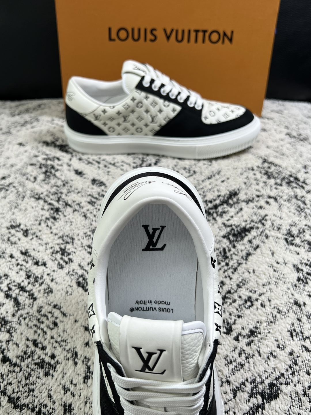 Lv  高品质  顶级工艺品  路易威登，专柜同步原厂配置，鞋面意大利进口，高品质拼接缤纷色彩复杂工艺品，进口牛皮里垫柔