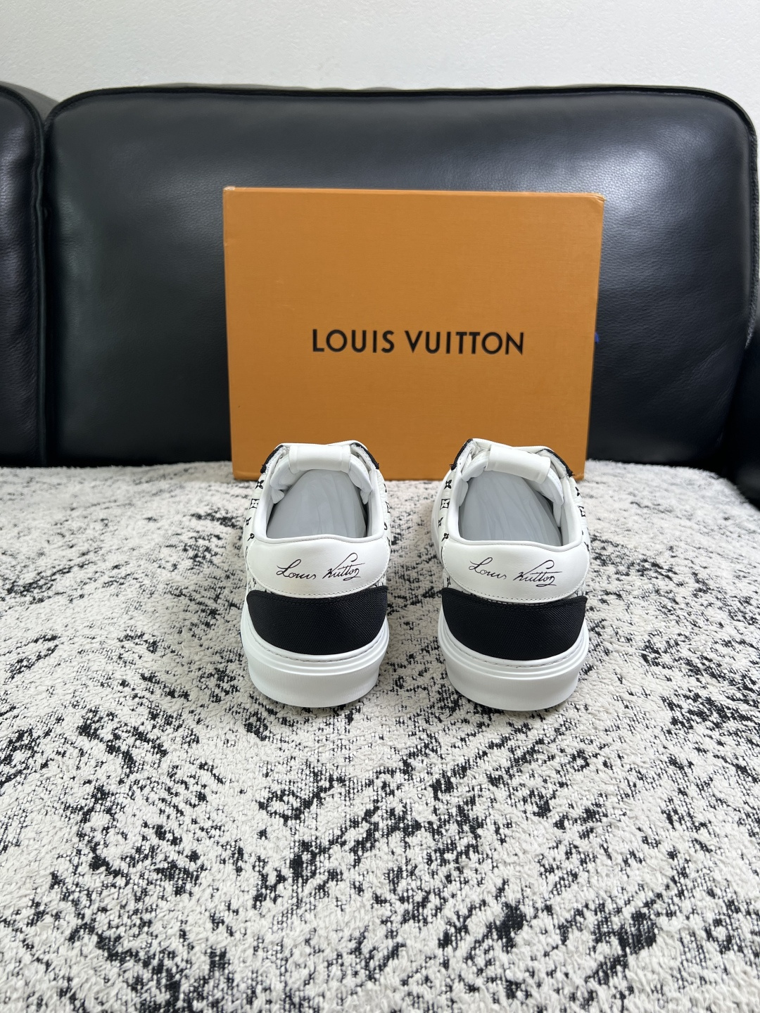 Lv  高品质  顶级工艺品  路易威登，专柜同步原厂配置，鞋面意大利进口，高品质拼接缤纷色彩复杂工艺品，进口牛皮里垫柔