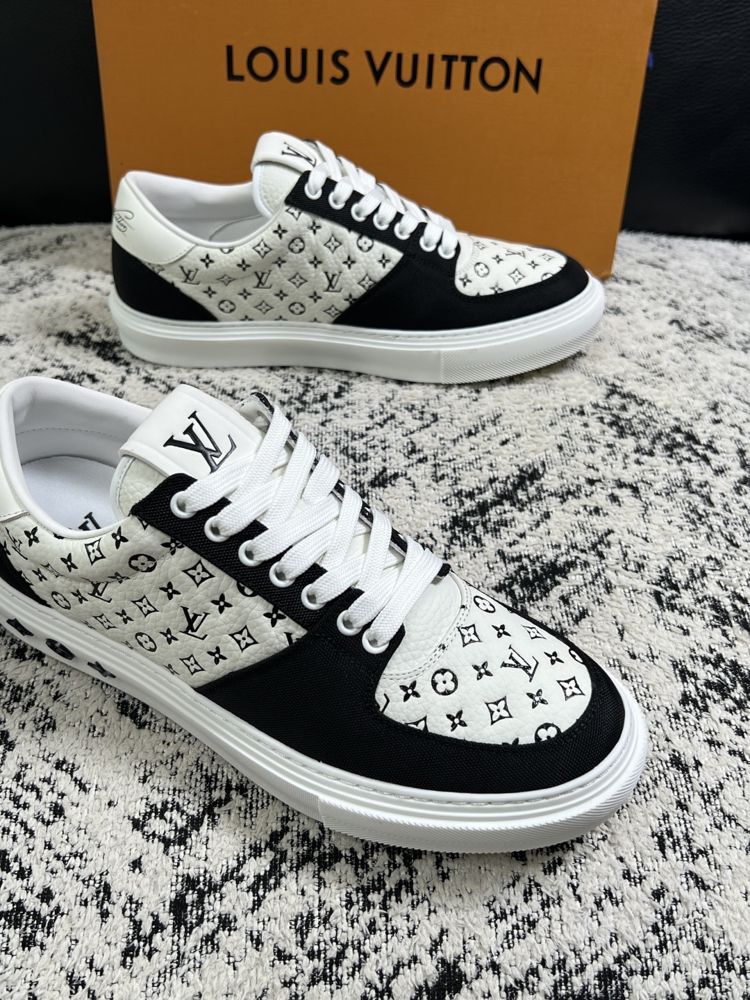Lv  高品质  顶级工艺品  路易威登，专柜同步原厂配置，鞋面意大利进口，高品质拼接缤纷色彩复杂工艺品，进口牛皮里垫柔