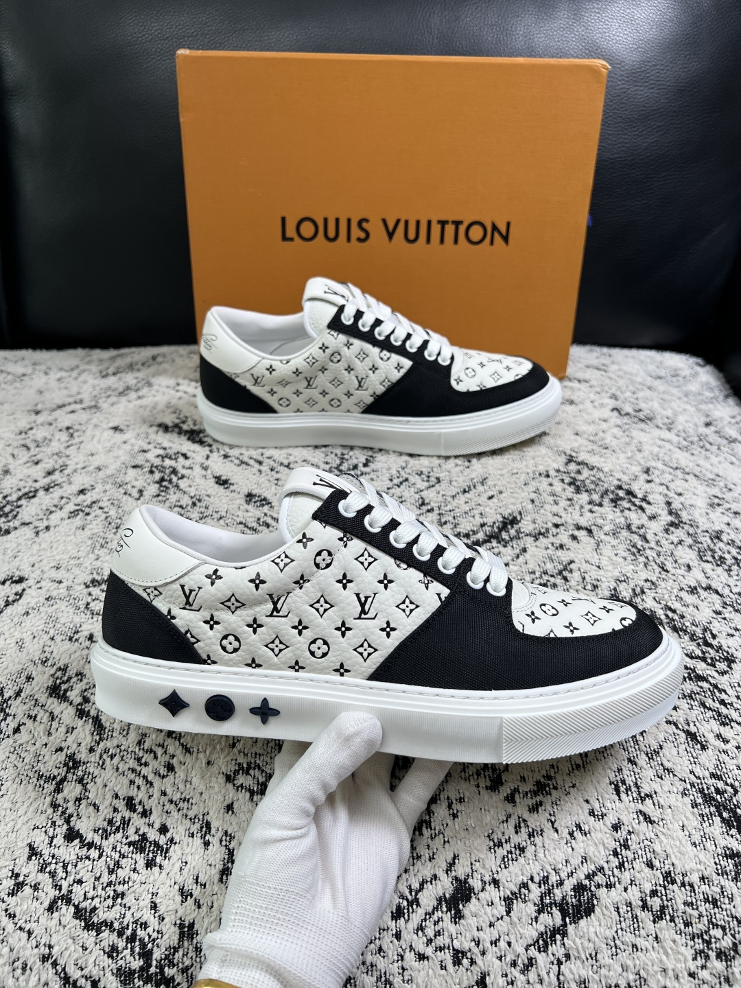 Lv  高品质  顶级工艺品  路易威登，专柜同步原厂配置，鞋面意大利进口，高品质拼接缤纷色彩复杂工艺品，进口牛皮里垫柔