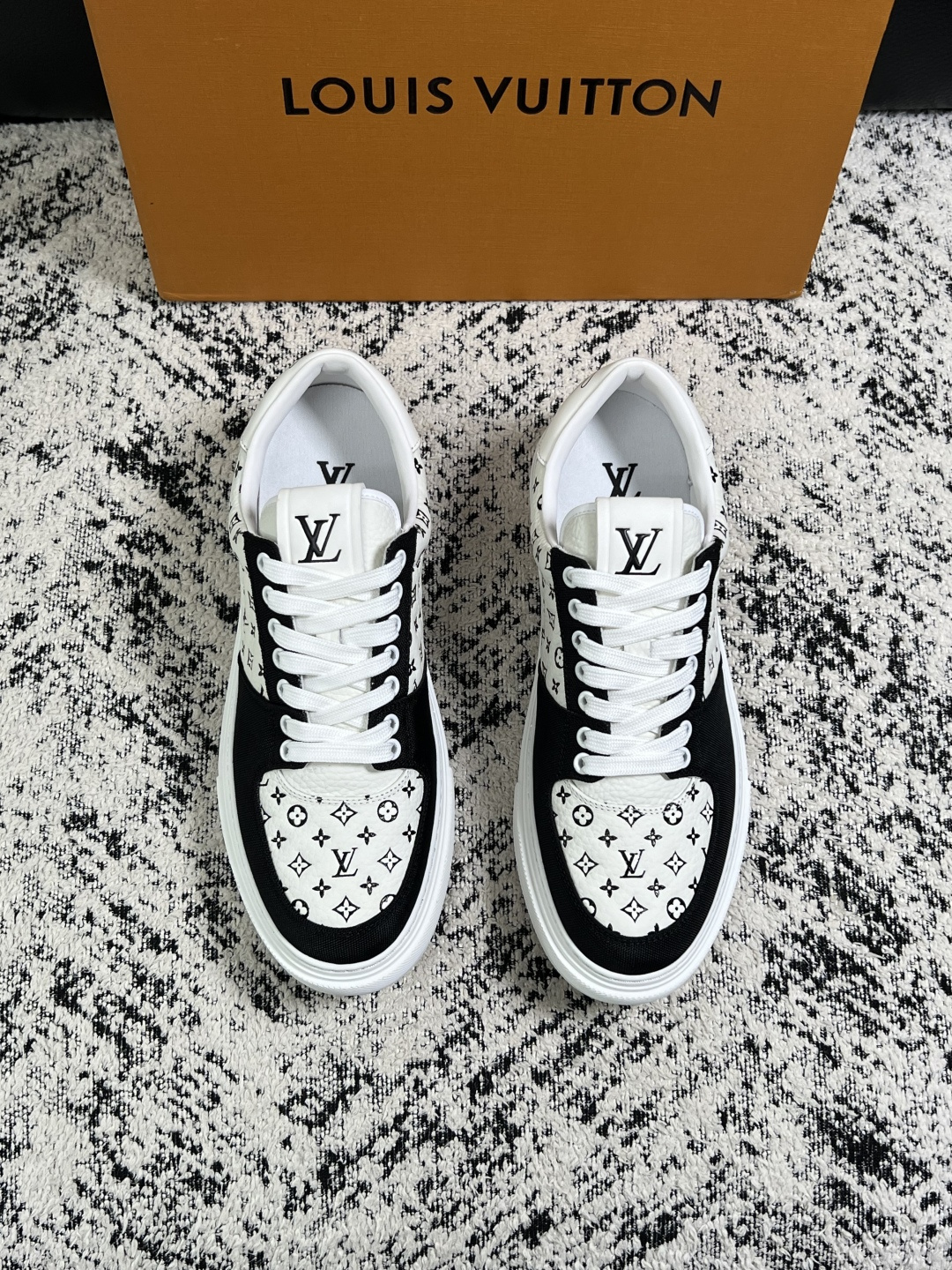 Lv  高品质  顶级工艺品  路易威登，专柜同步原厂配置，鞋面意大利进口，高品质拼接缤纷色彩复杂工艺品，进口牛皮里垫柔