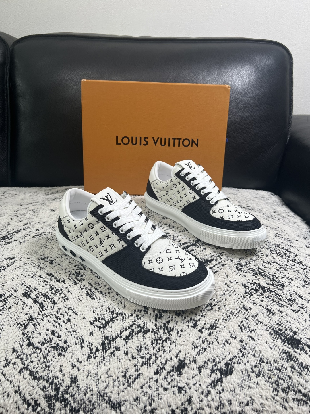 Lv  高品质  顶级工艺品  路易威登，专柜同步原厂配置，鞋面意大利进口，高品质拼接缤纷色彩复杂工艺品，进口牛皮里垫柔