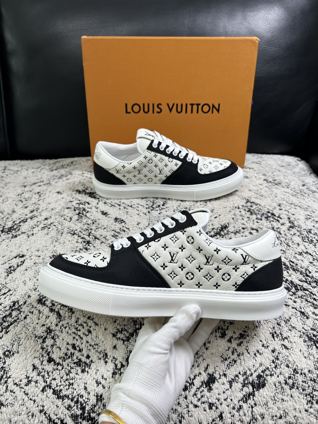 Lv  高品质  顶级工艺品  路易威登，专柜同步原厂配置，鞋面意大利进口，高品质拼接缤纷色彩复杂工艺品，进口牛皮里垫柔
