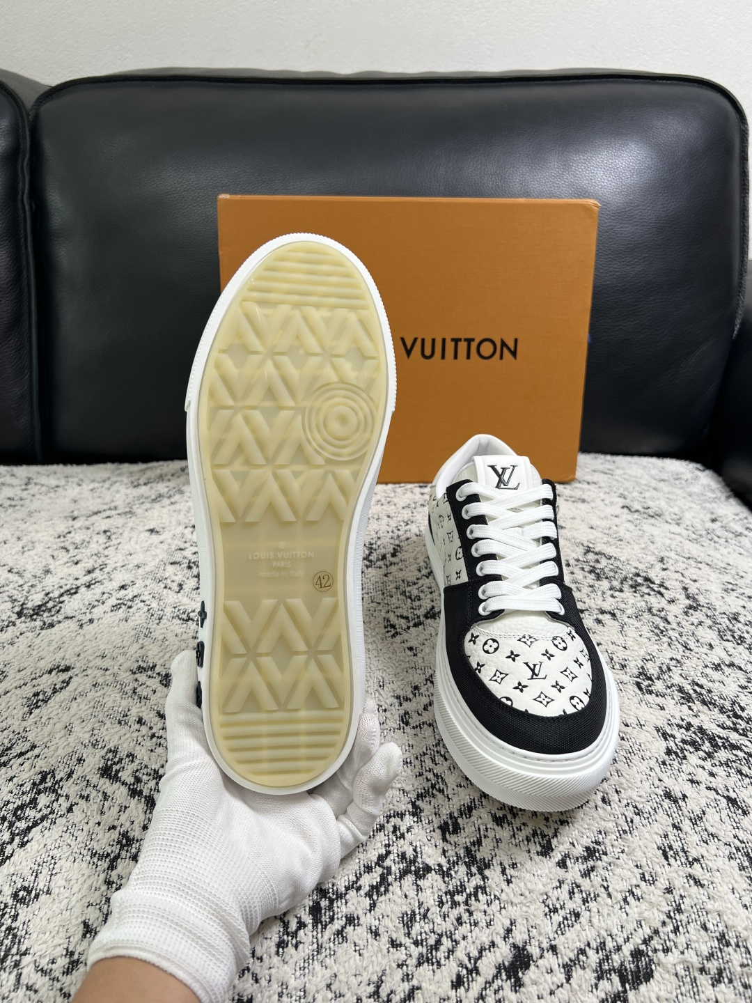 Lv  高品质  顶级工艺品  路易威登，专柜同步原厂配置，鞋面意大利进口，高品质拼接缤纷色彩复杂工艺品，进口牛皮里垫柔