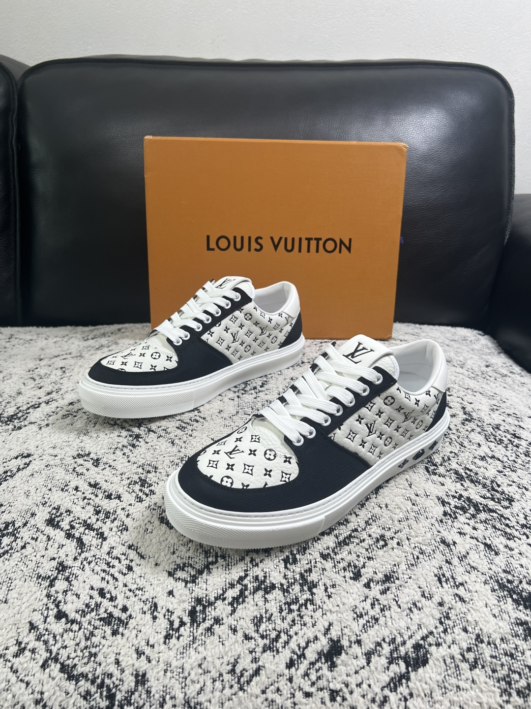 Lv  高品质  顶级工艺品  路易威登，专柜同步原厂配置，鞋面意大利进口，高品质拼接缤纷色彩复杂工艺品，进口牛皮里垫柔